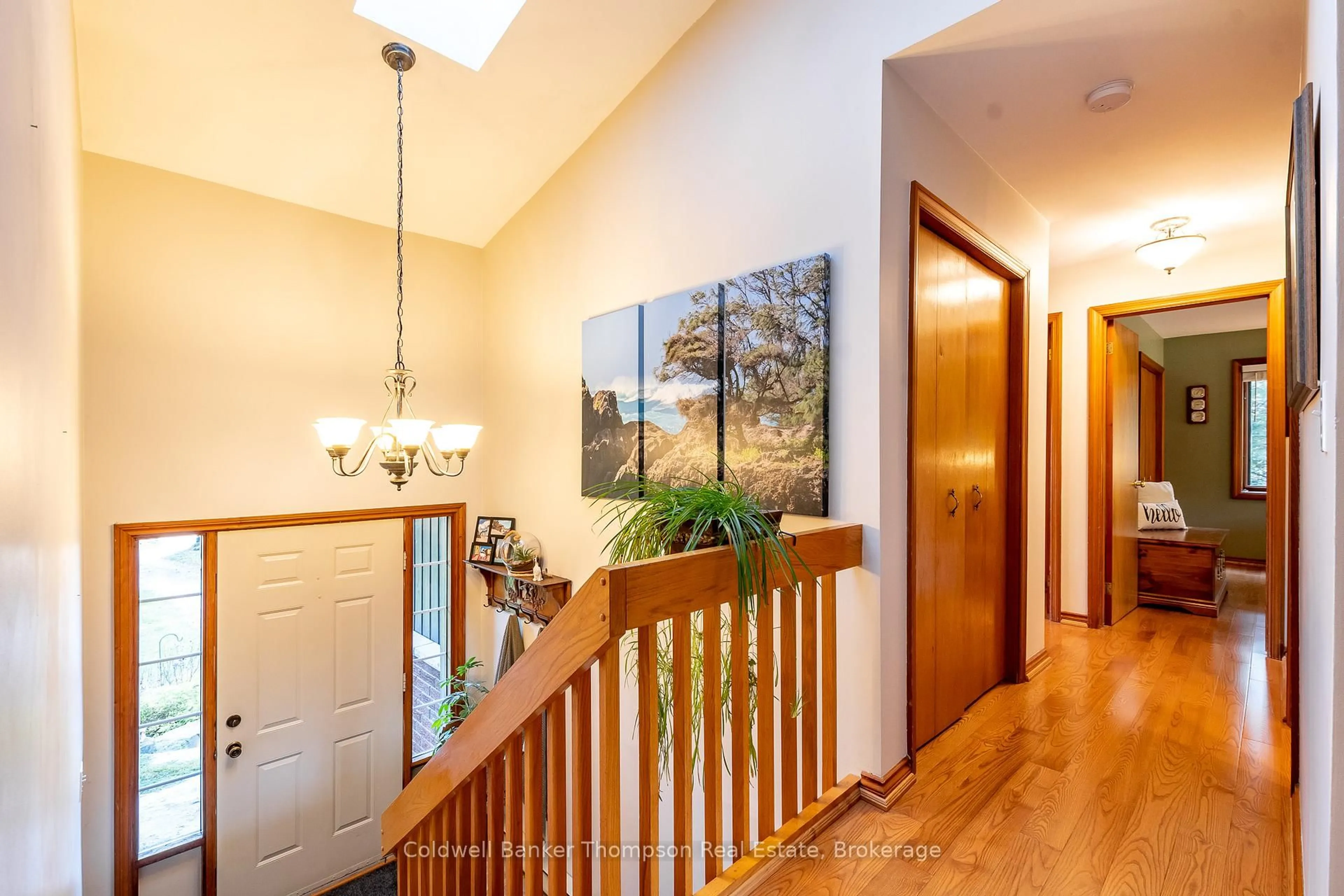 Indoor foyer for 256 South Mary Lake Rd, Huntsville Ontario P0B 1L0