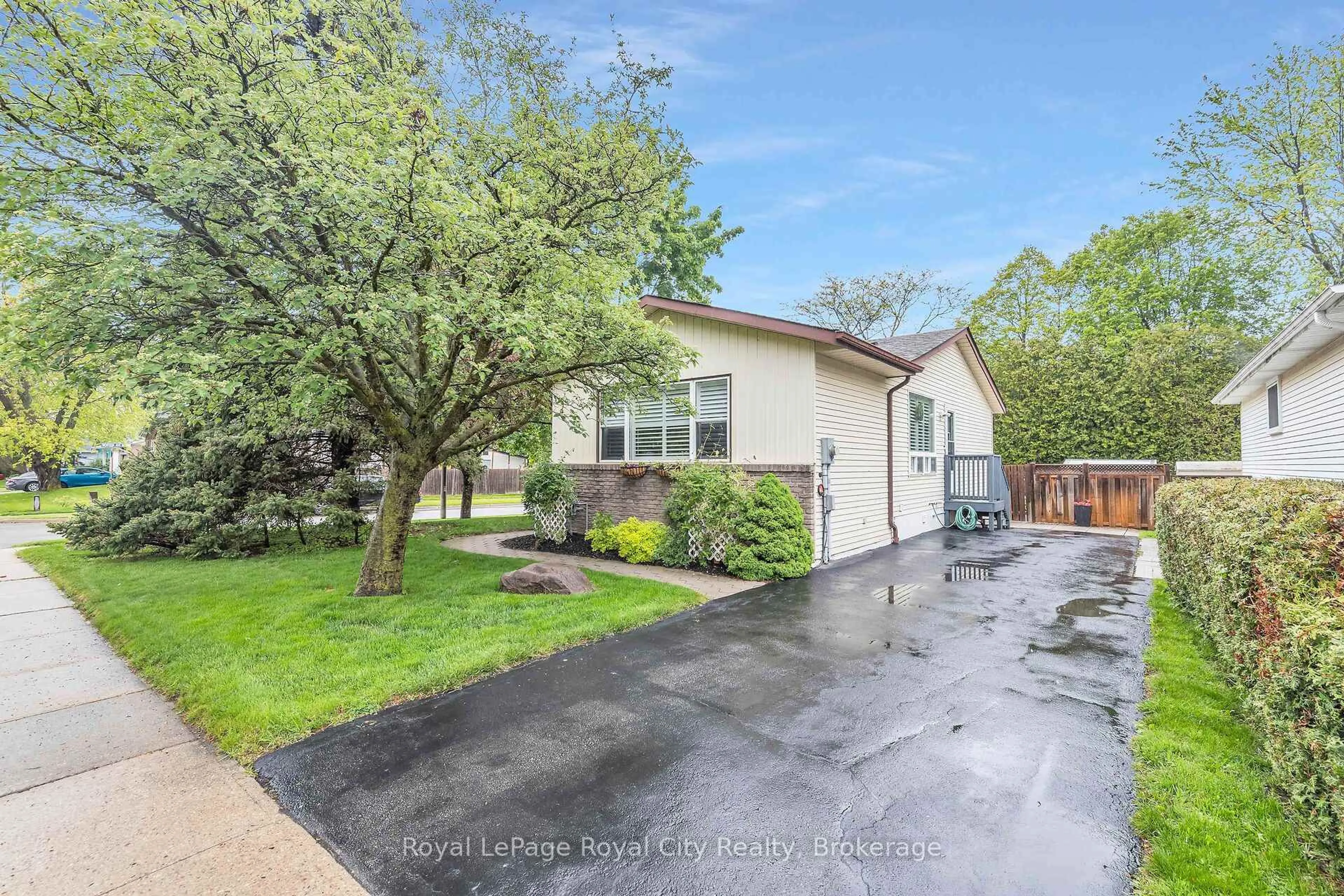 A pic from outside/outdoor area/front of a property/back of a property/a pic from drone, street for 396 West Acres Dr, Guelph Ontario N1H 7C2