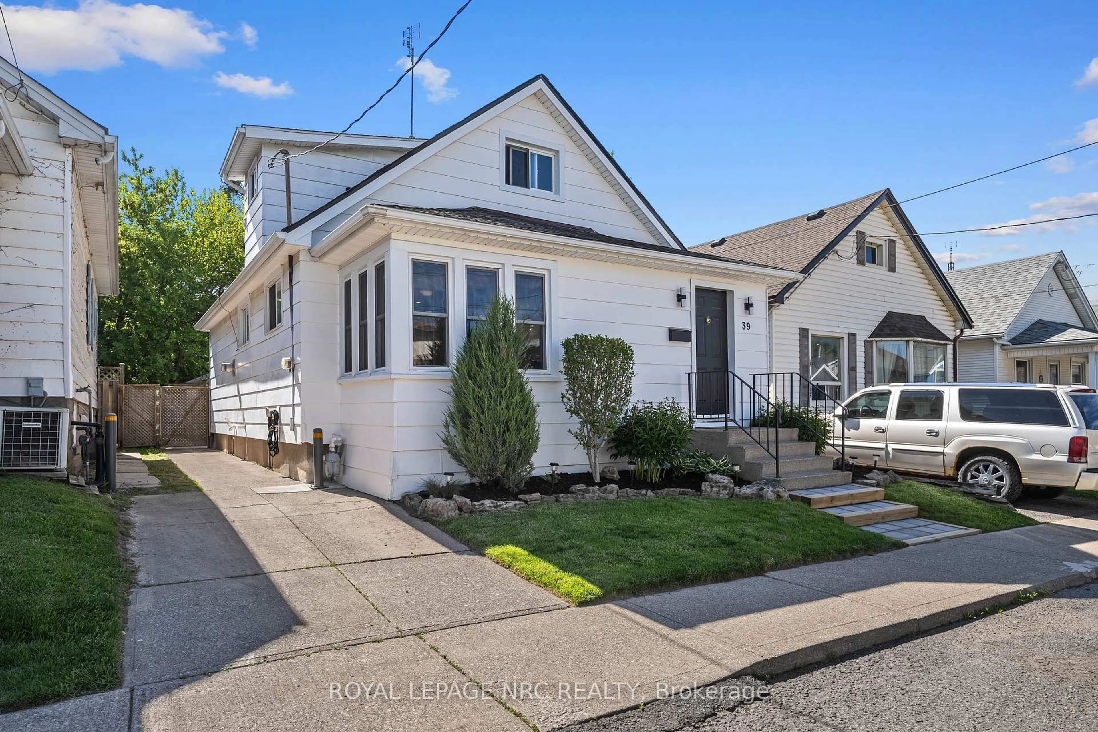 Home with vinyl exterior material, street for 39 RICHMOND Ave, St. Catharines Ontario L2R 3W6
