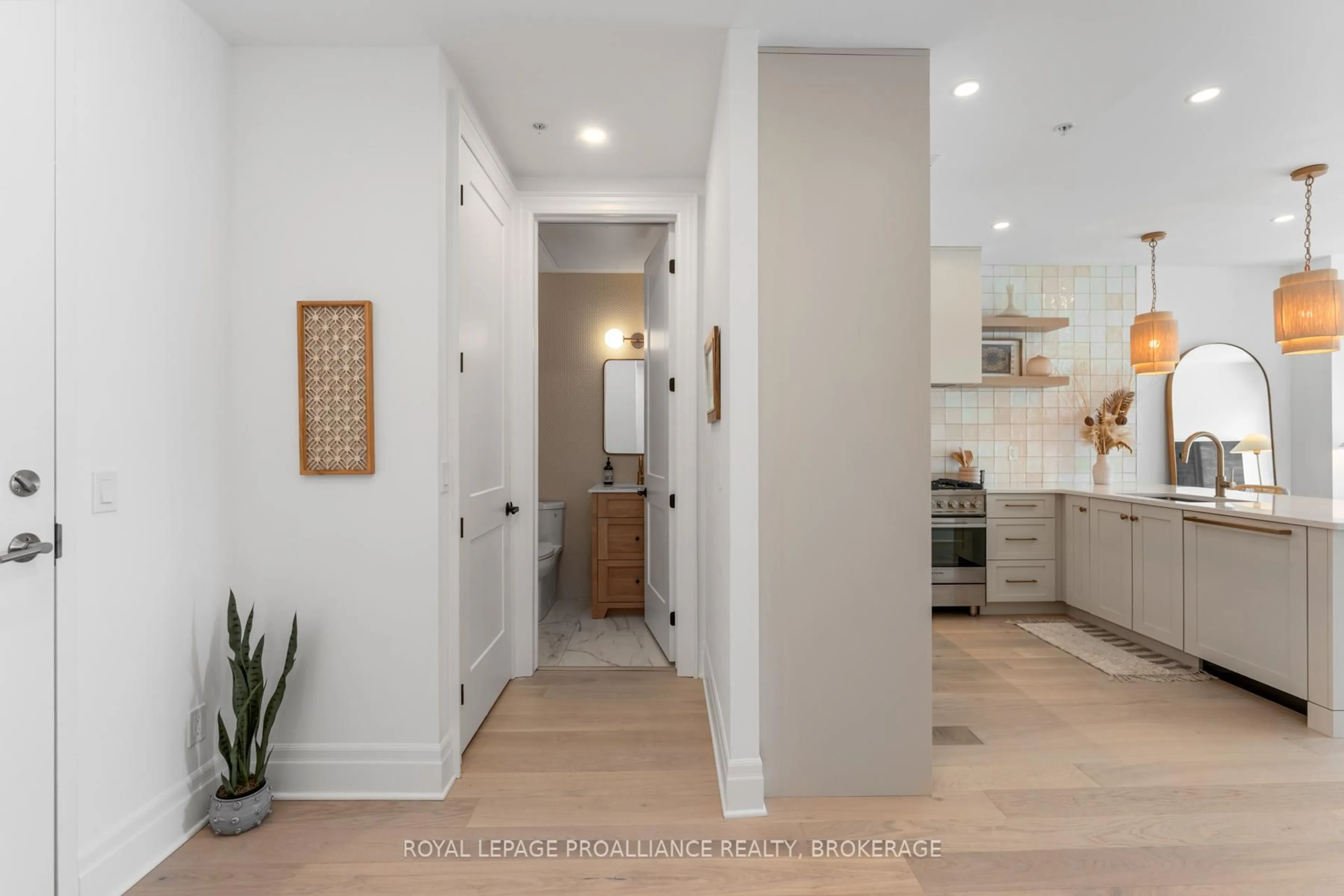Indoor entryway for 129 South St #618, Gananoque Ontario K7G 1A1