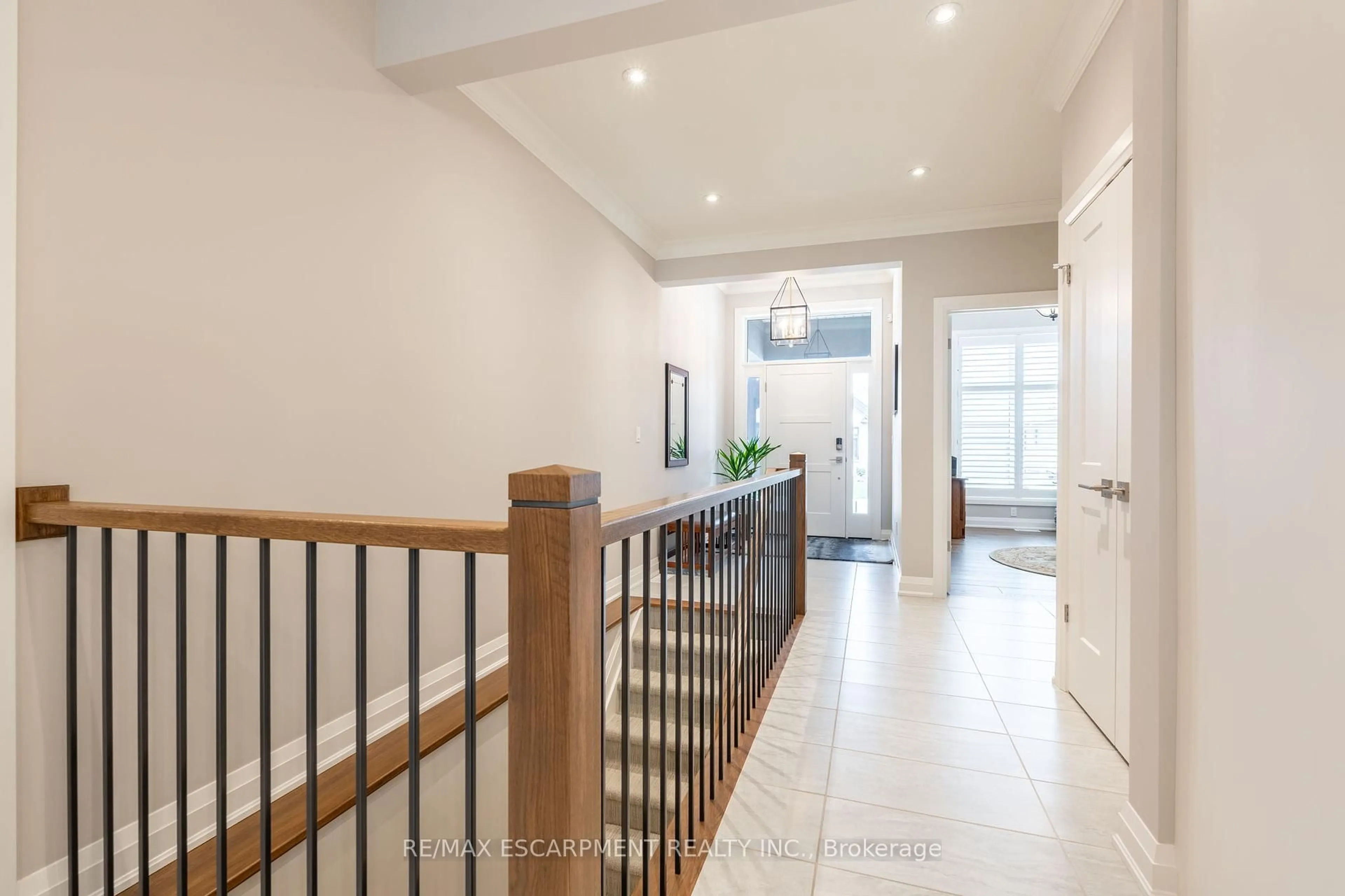 Indoor foyer for 12 Carrick Tr, Welland Ontario L3B 0E7