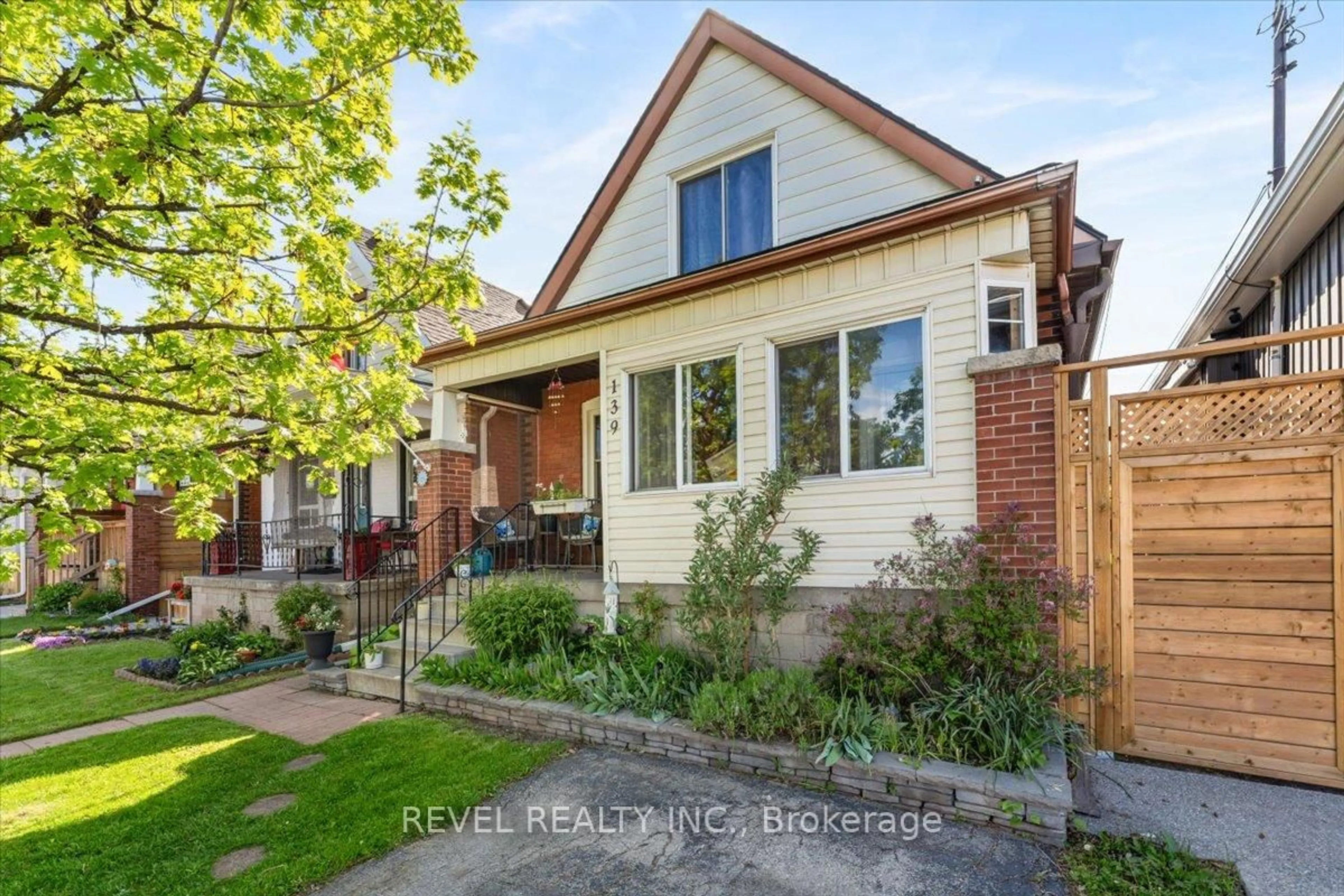 Home with brick exterior material, street for 139 Garside Ave, Hamilton Ontario L8H 4W5