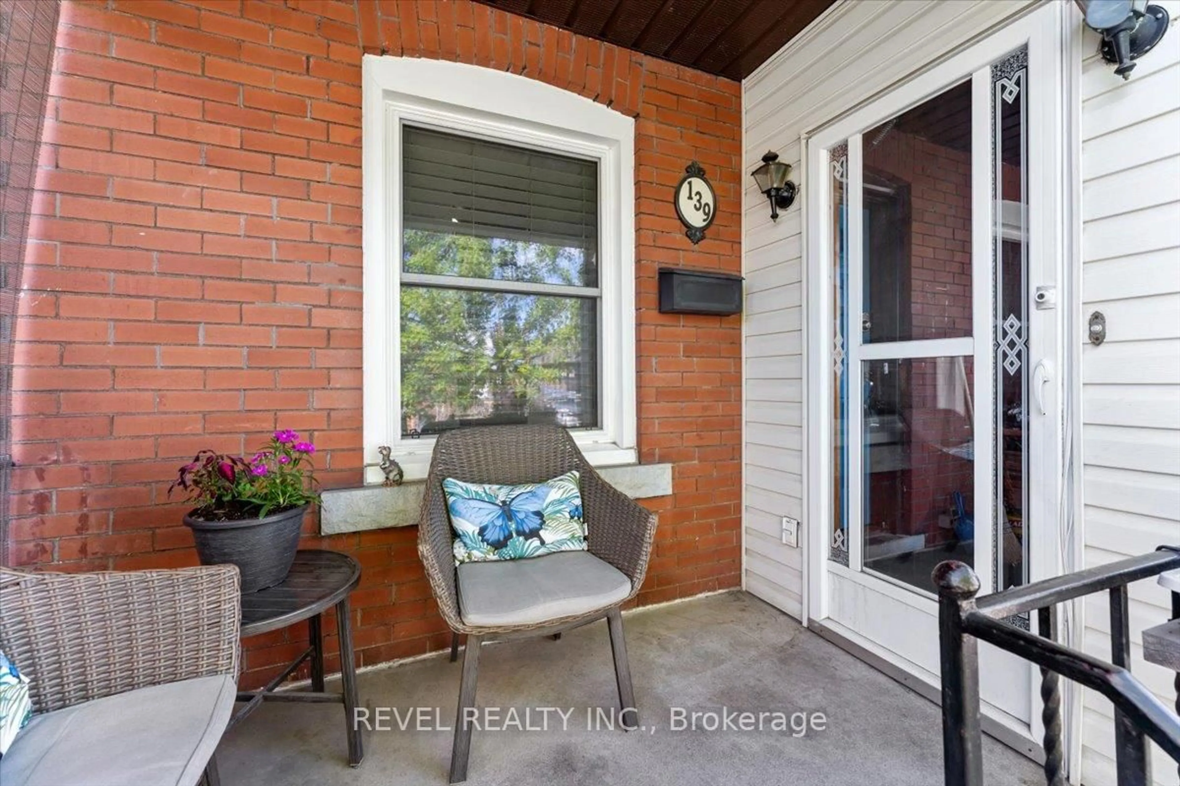 Indoor entryway for 139 Garside Ave, Hamilton Ontario L8H 4W5