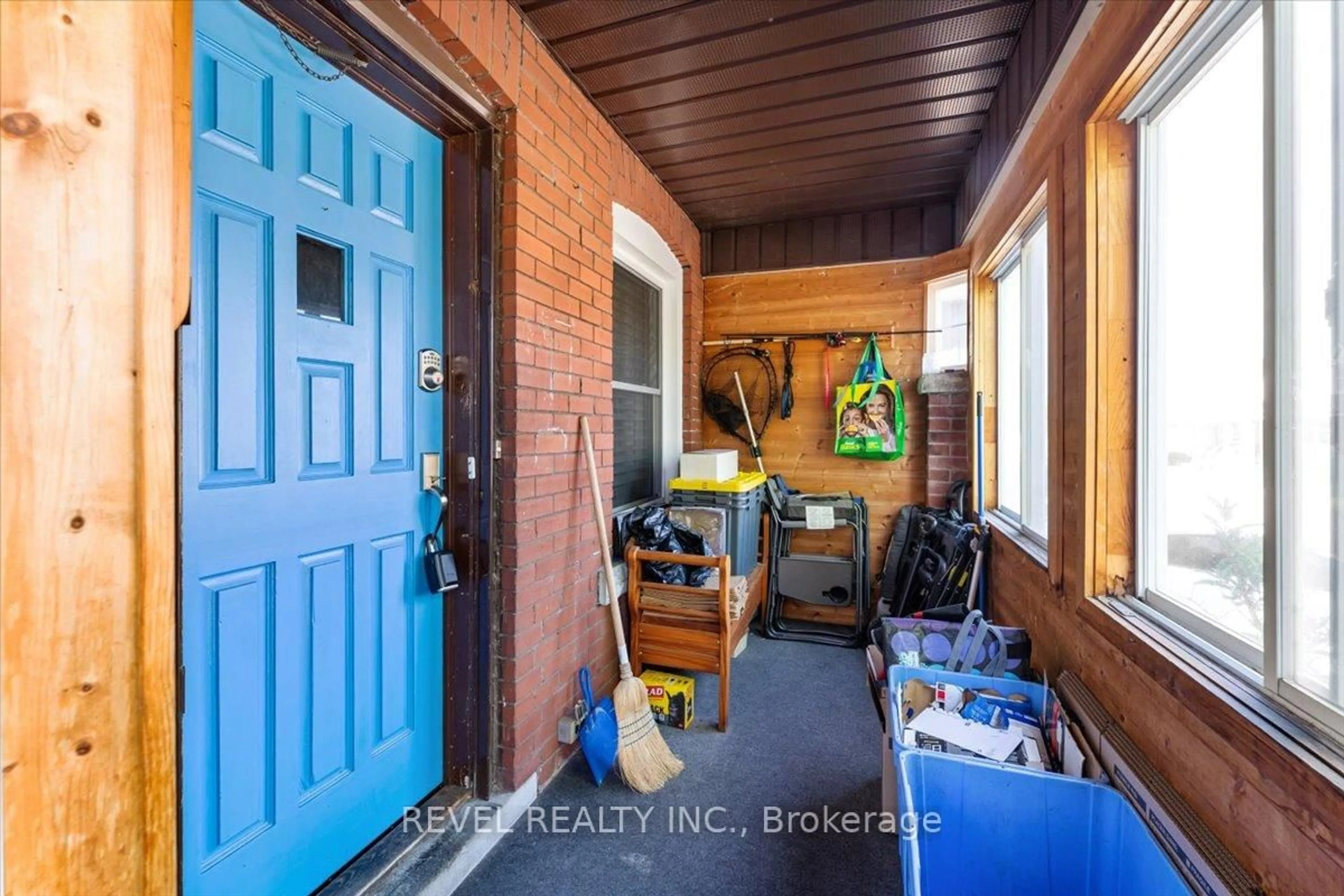 Indoor entryway for 139 Garside Ave, Hamilton Ontario L8H 4W5