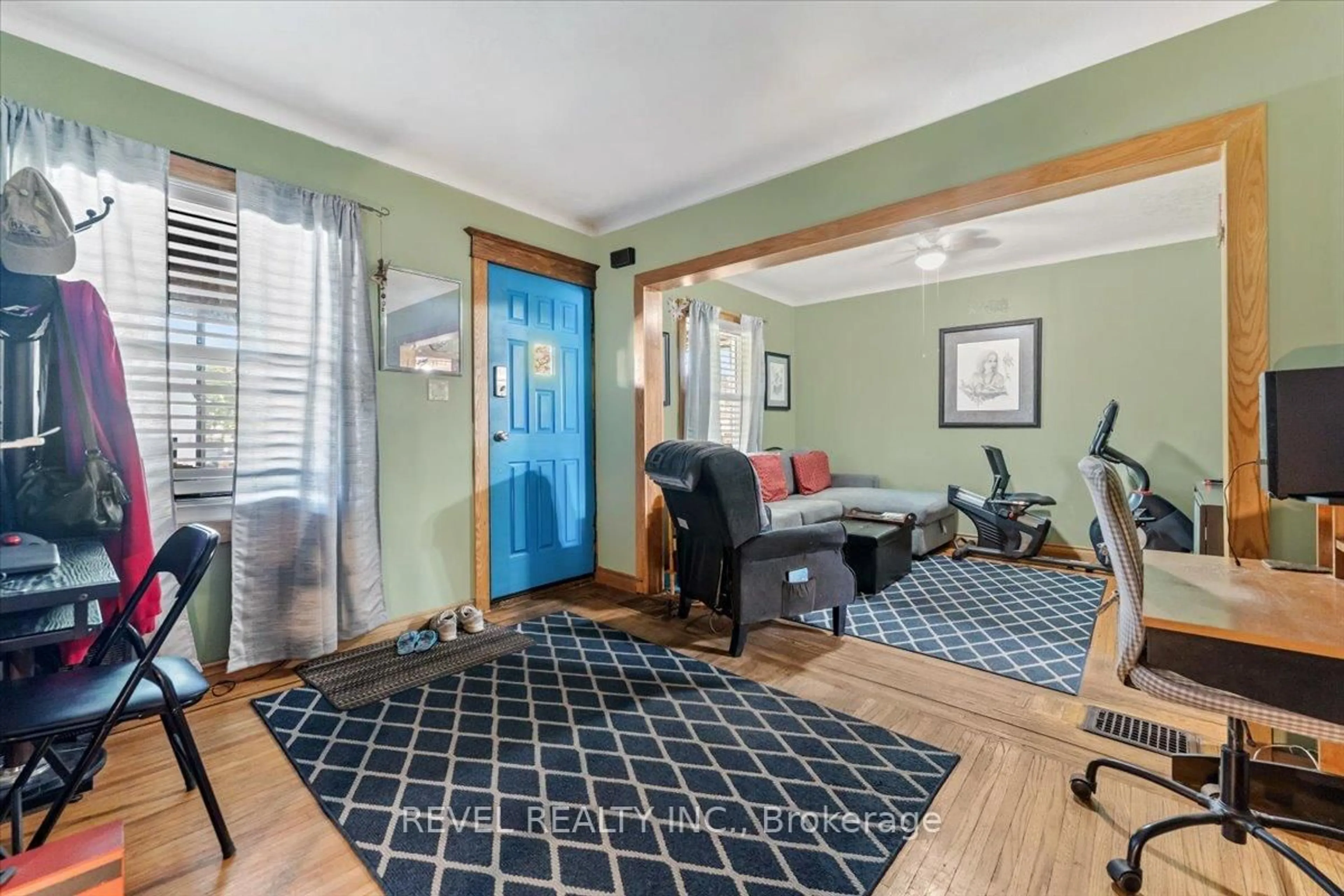 Indoor entryway for 139 Garside Ave, Hamilton Ontario L8H 4W5