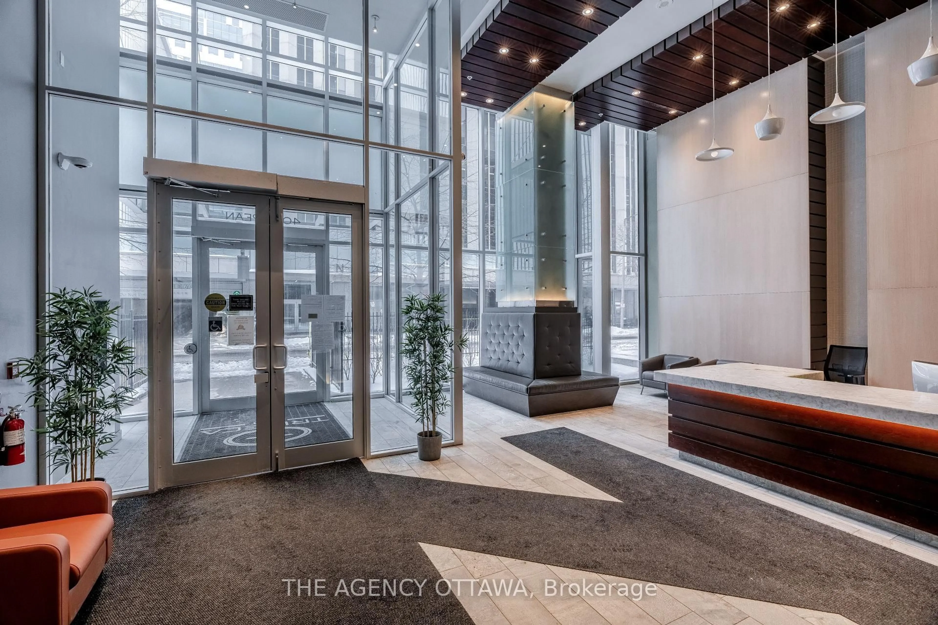Indoor foyer for 40 Nepean St #707, Ottawa Ontario K2P 0X5