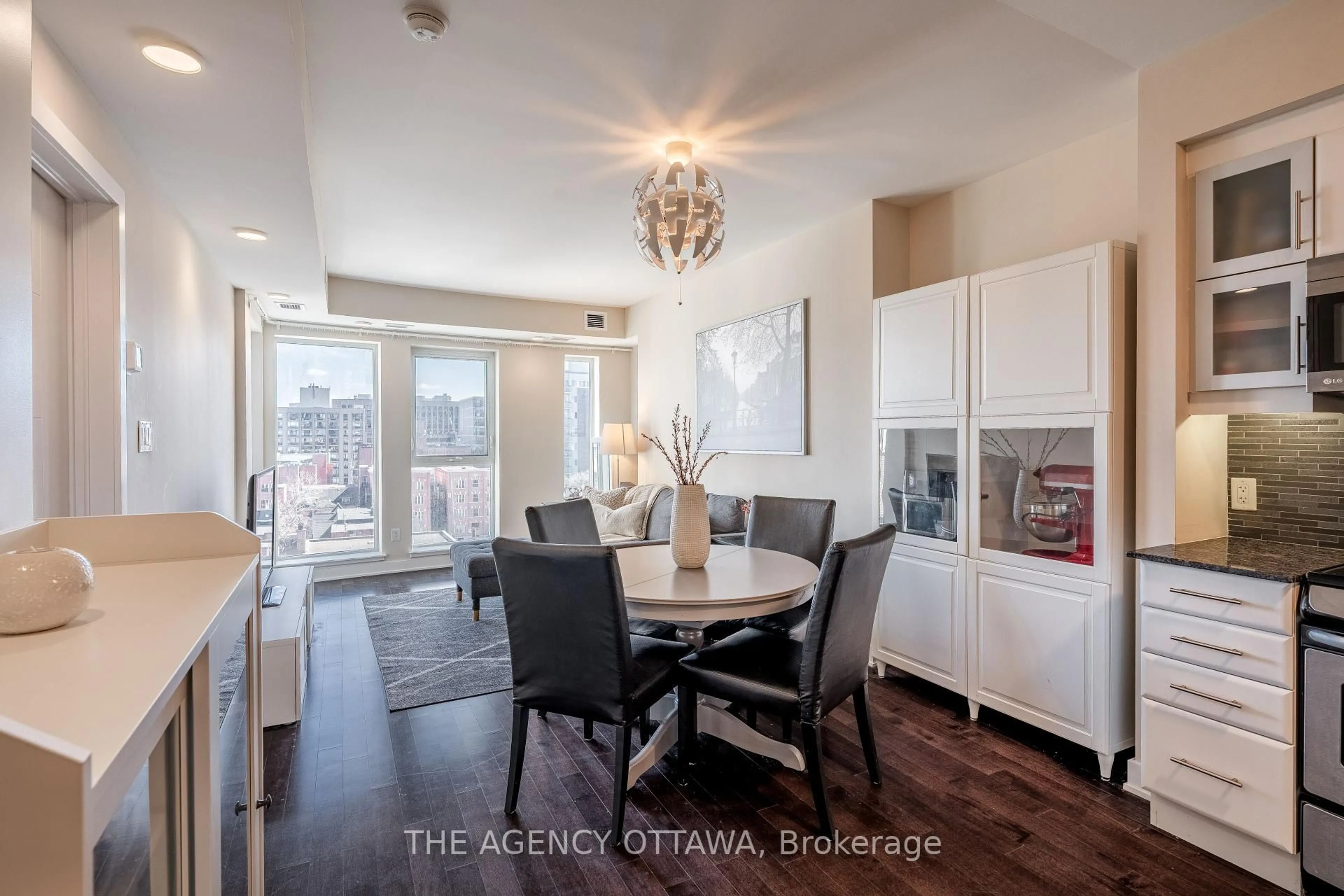 Open concept kitchen, wood/laminate floor for 40 Nepean St #707, Ottawa Ontario K2P 0X5