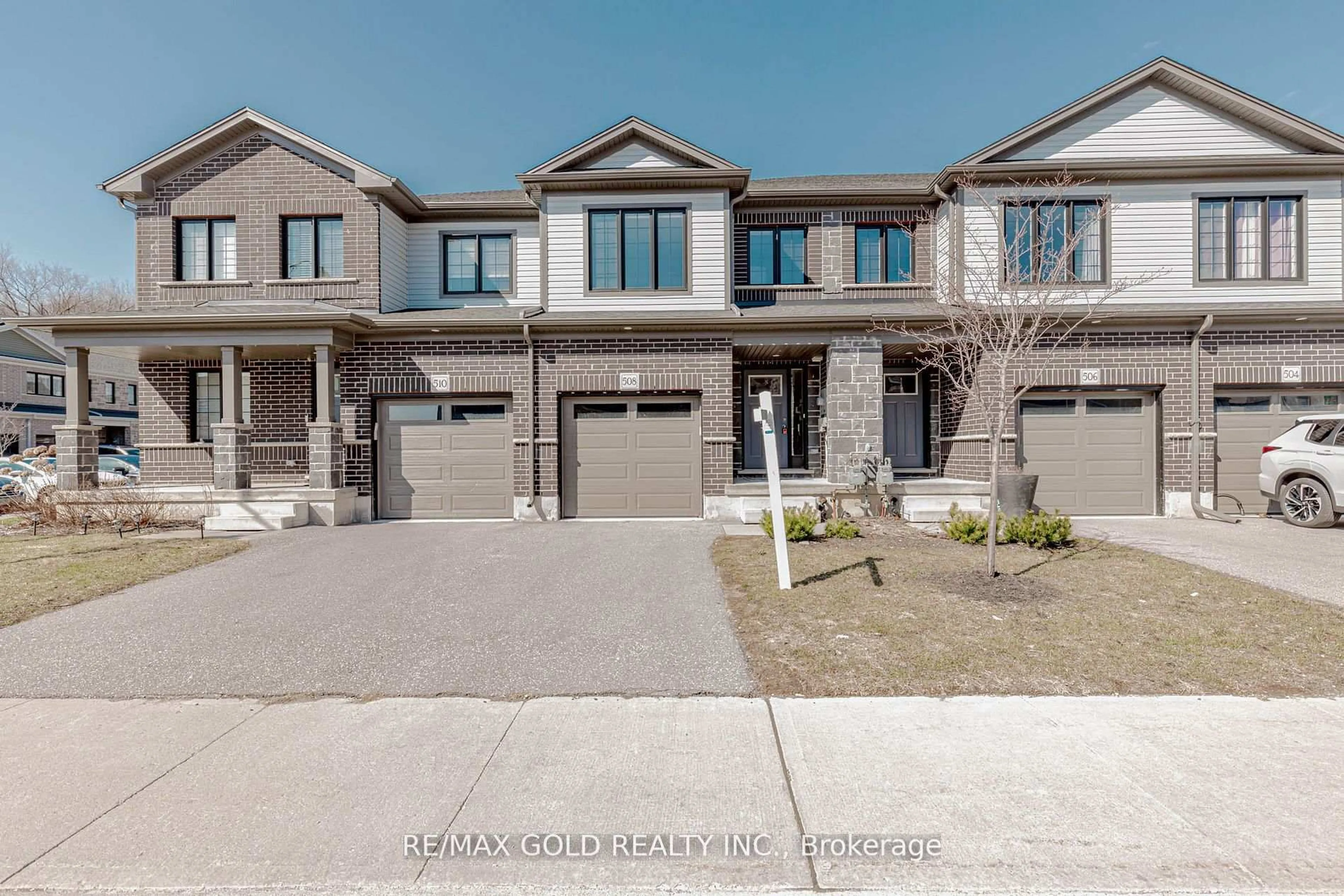 A pic from outside/outdoor area/front of a property/back of a property/a pic from drone, street for 508 Woodlea Crt, Kitchener Ontario N2R 0P8