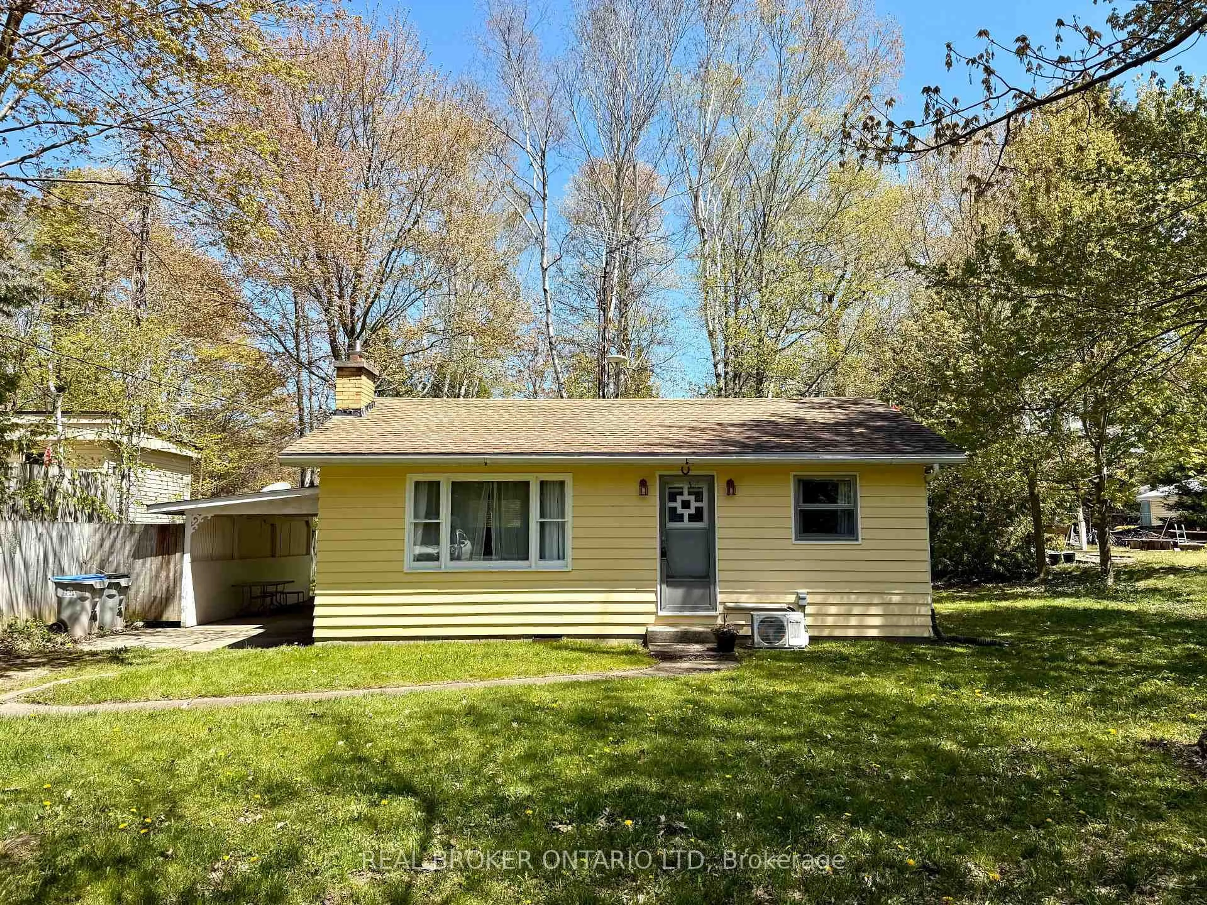 Home with vinyl exterior material, unknown for 9684 Maylard Ave, Lambton Shores Ontario N0N 1J3