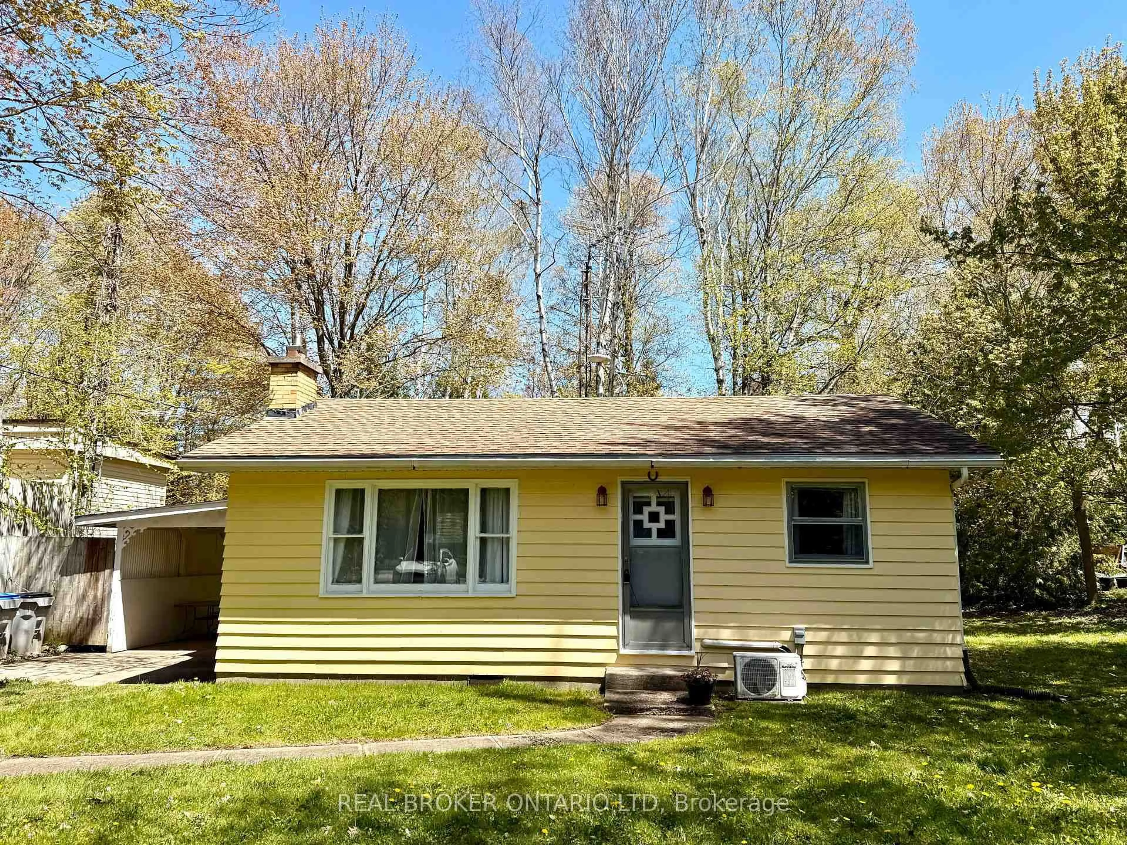 Home with vinyl exterior material, unknown for 9684 Maylard Ave, Lambton Shores Ontario N0N 1J3