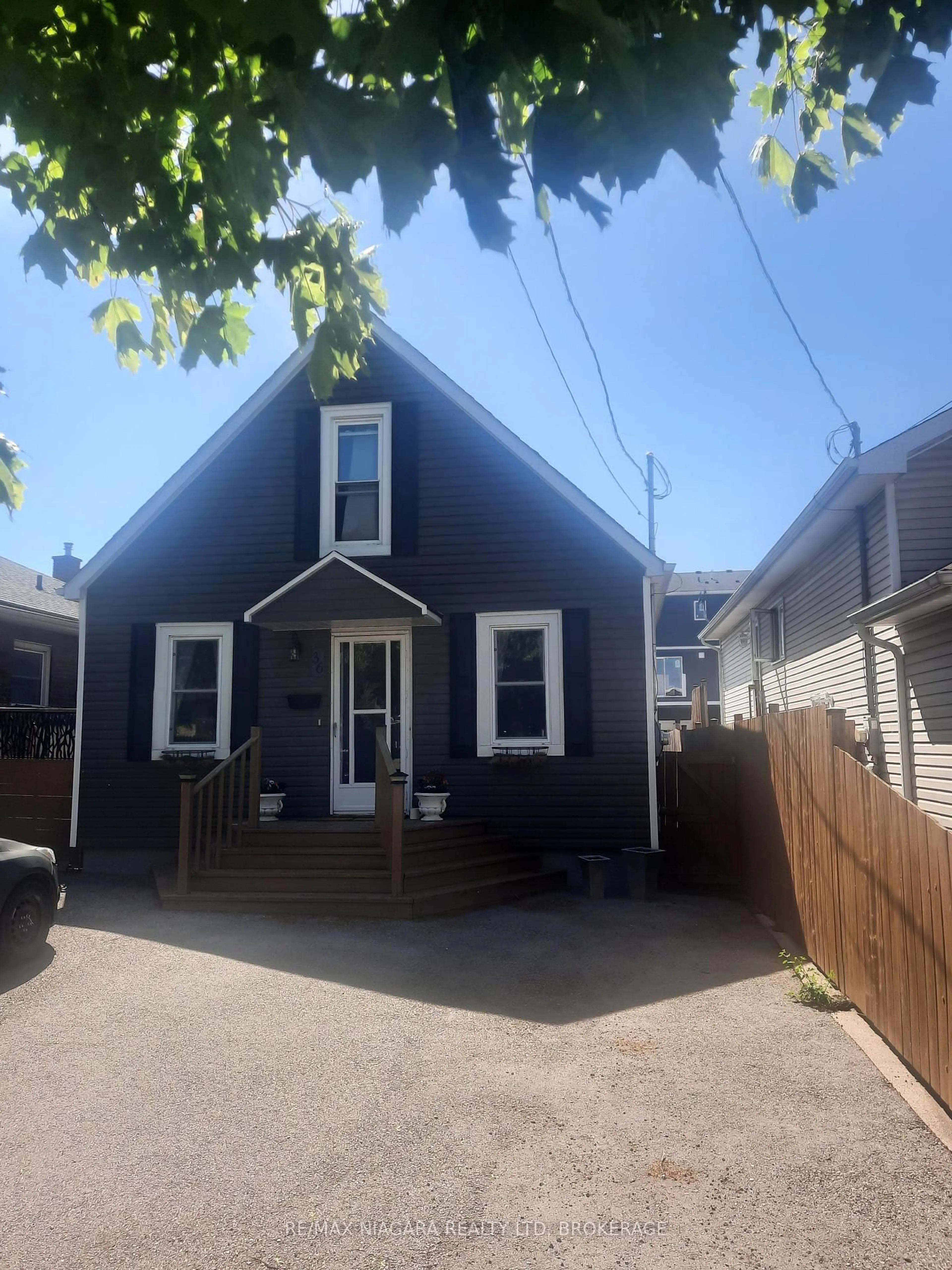 Home with vinyl exterior material, street for 36 Afton Ave, Welland Ontario L3B 1V5