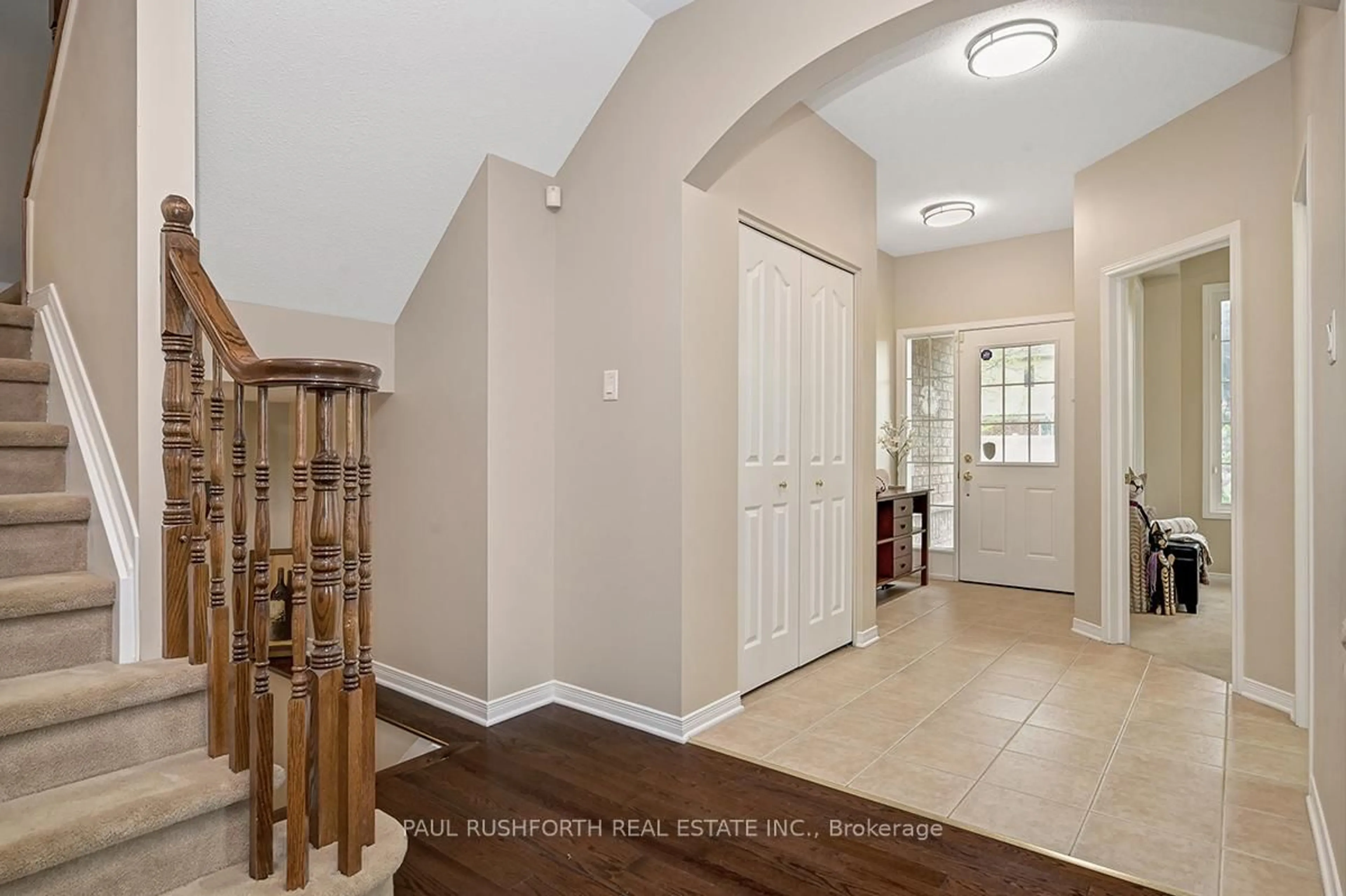 Indoor entryway for 200 Allgrove Way, Ottawa Ontario K2S 2H7