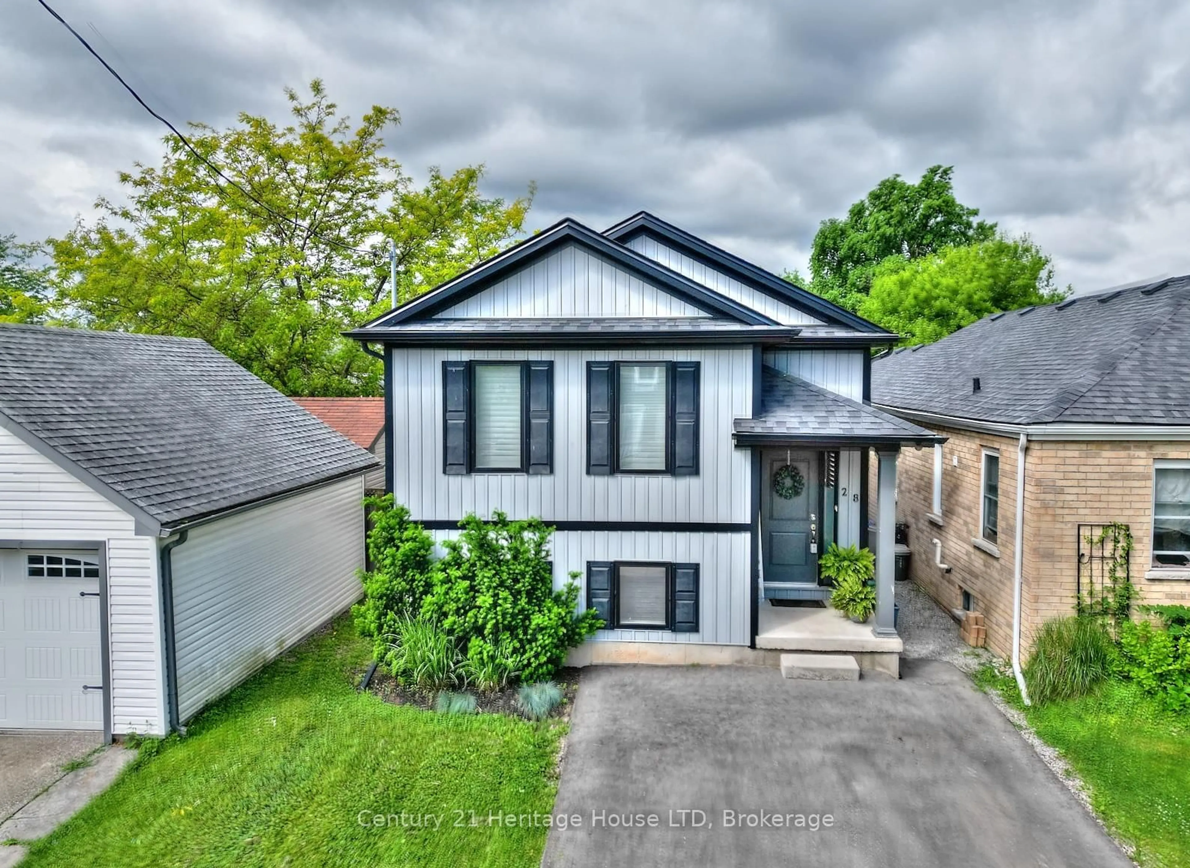 A pic from outside/outdoor area/front of a property/back of a property/a pic from drone, street for 28 Churchill St, St. Catharines Ontario L2S 2P2
