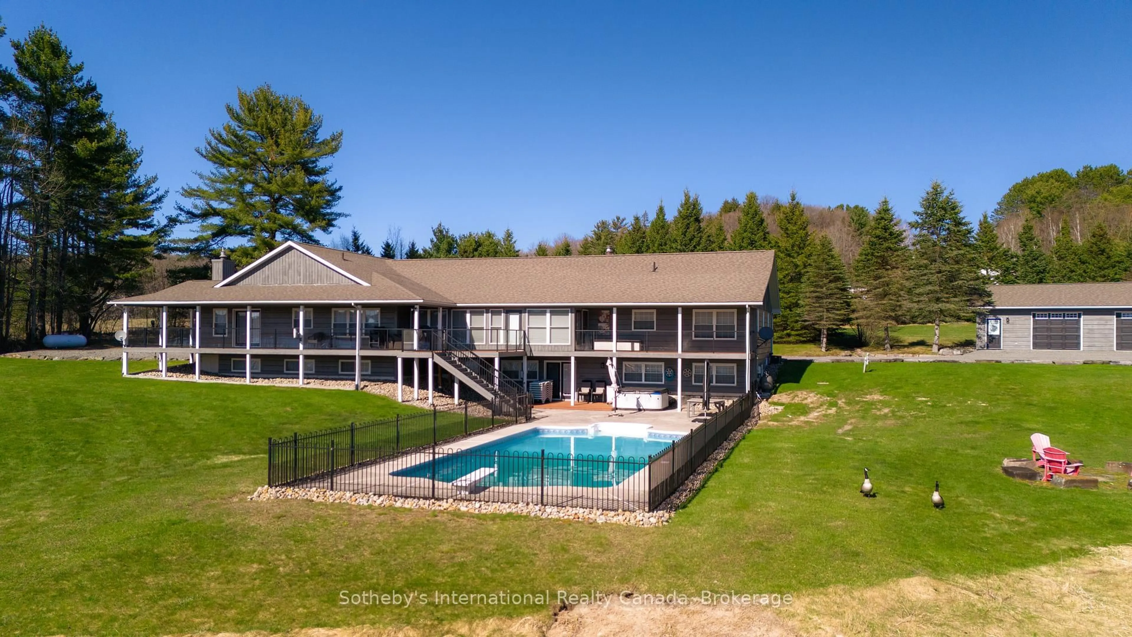 Pool for 427 WEST BROWNS Rd, Huntsville Ontario P1H 0J2