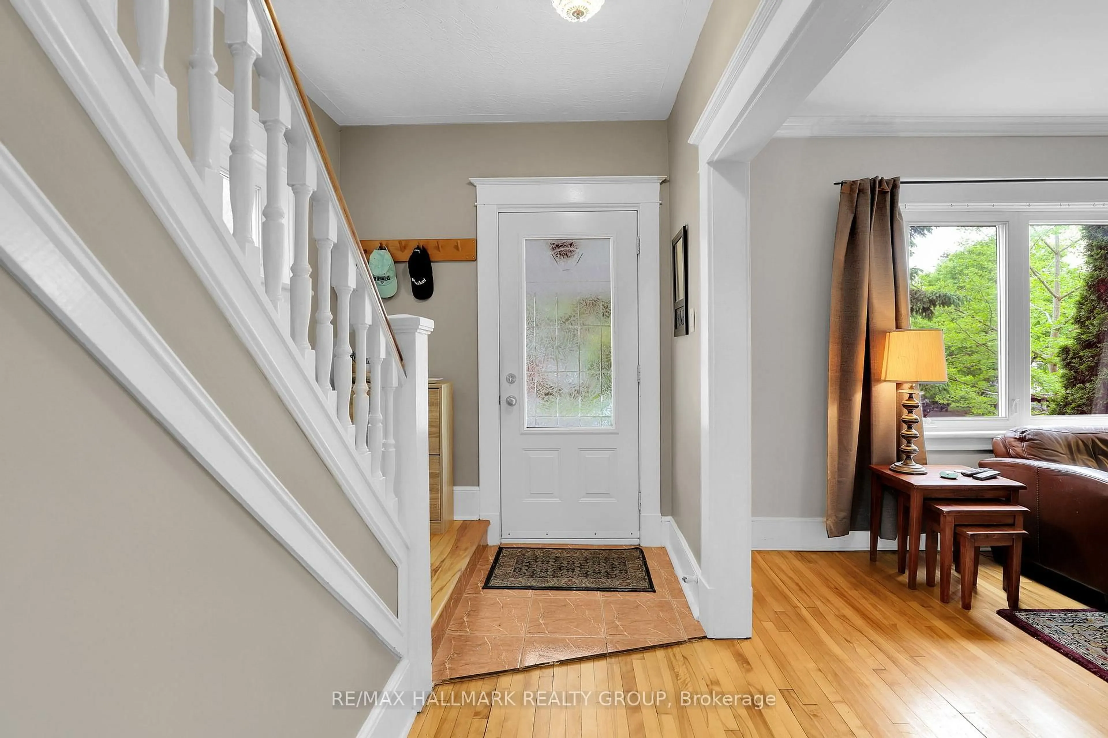 Indoor entryway for 95 Gilchrist Ave, Ottawa Ontario K1Y 0M9
