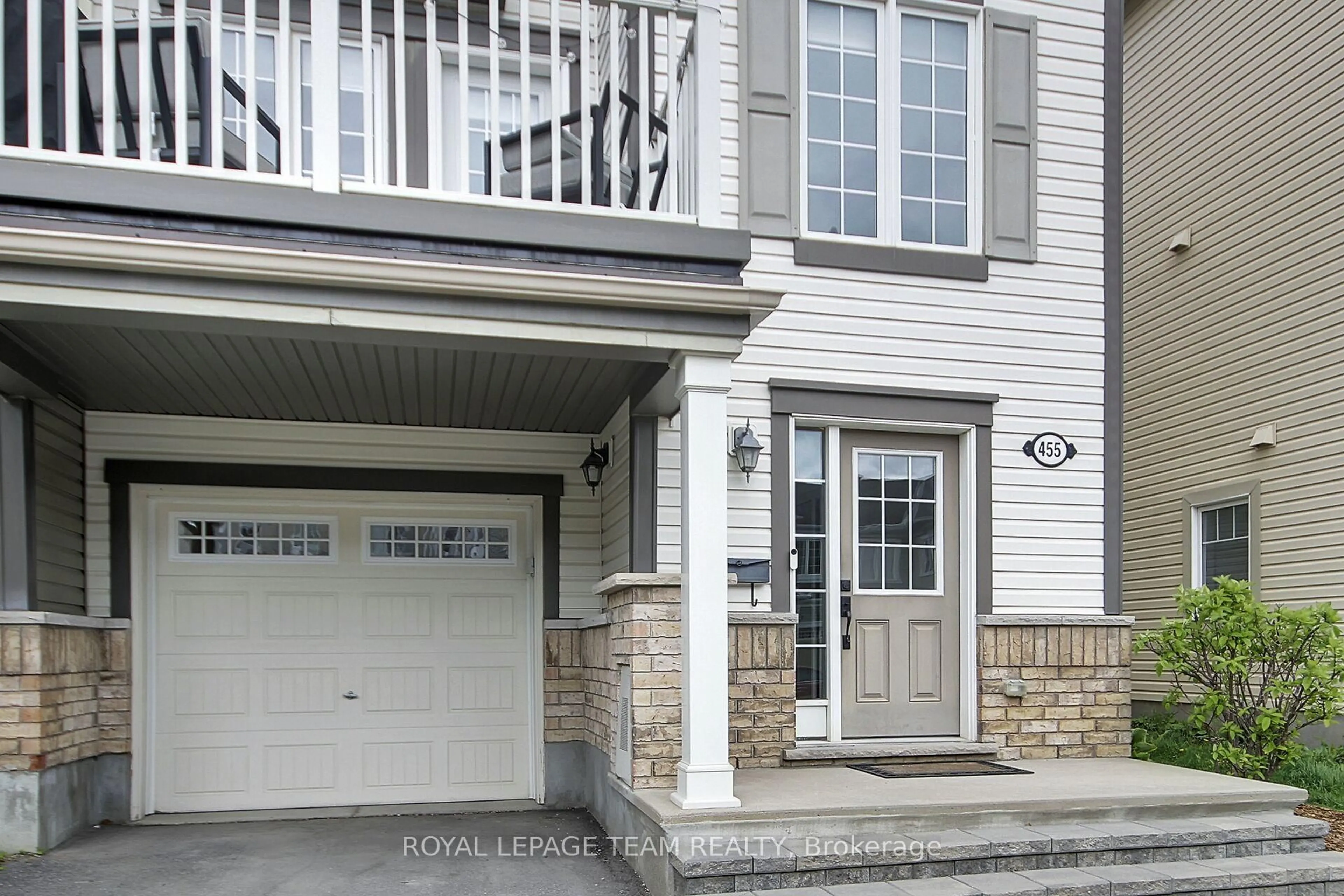 Indoor entryway for 455 Meadowhawk Cres, Ottawa Ontario K2J 5W8
