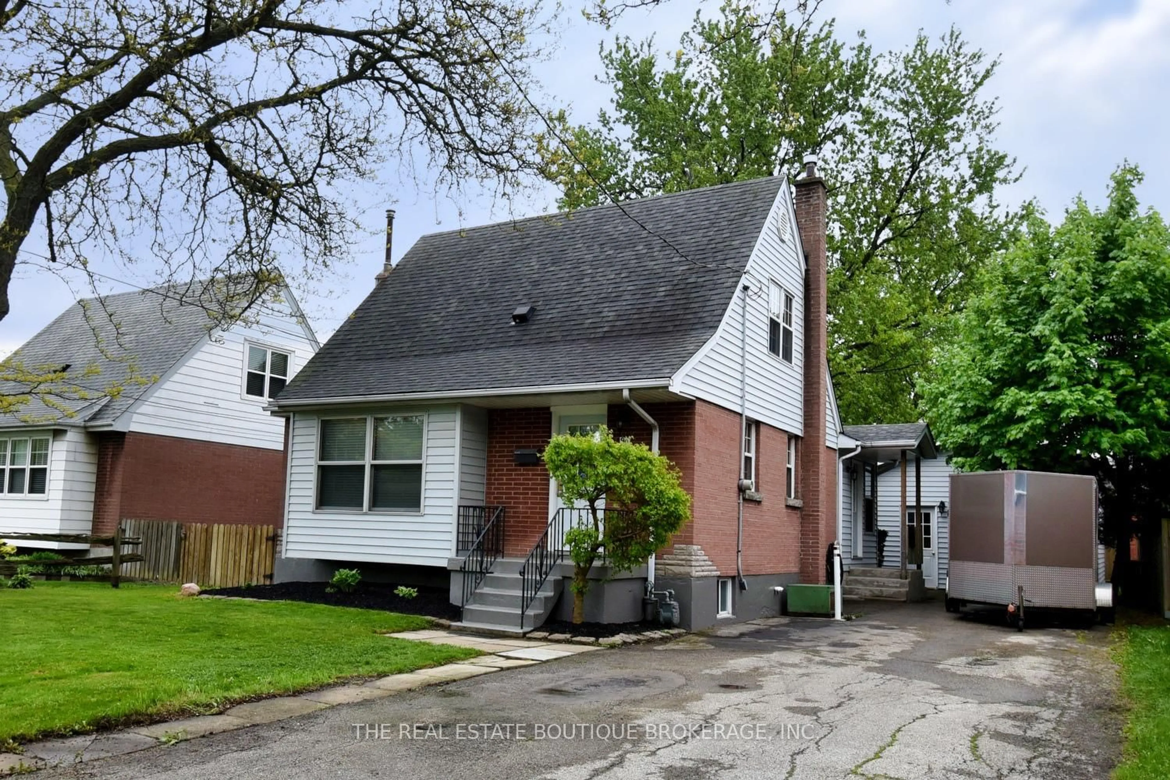 Home with vinyl exterior material, street for 90 Howe Ave, Hamilton Ontario L9A 1X3