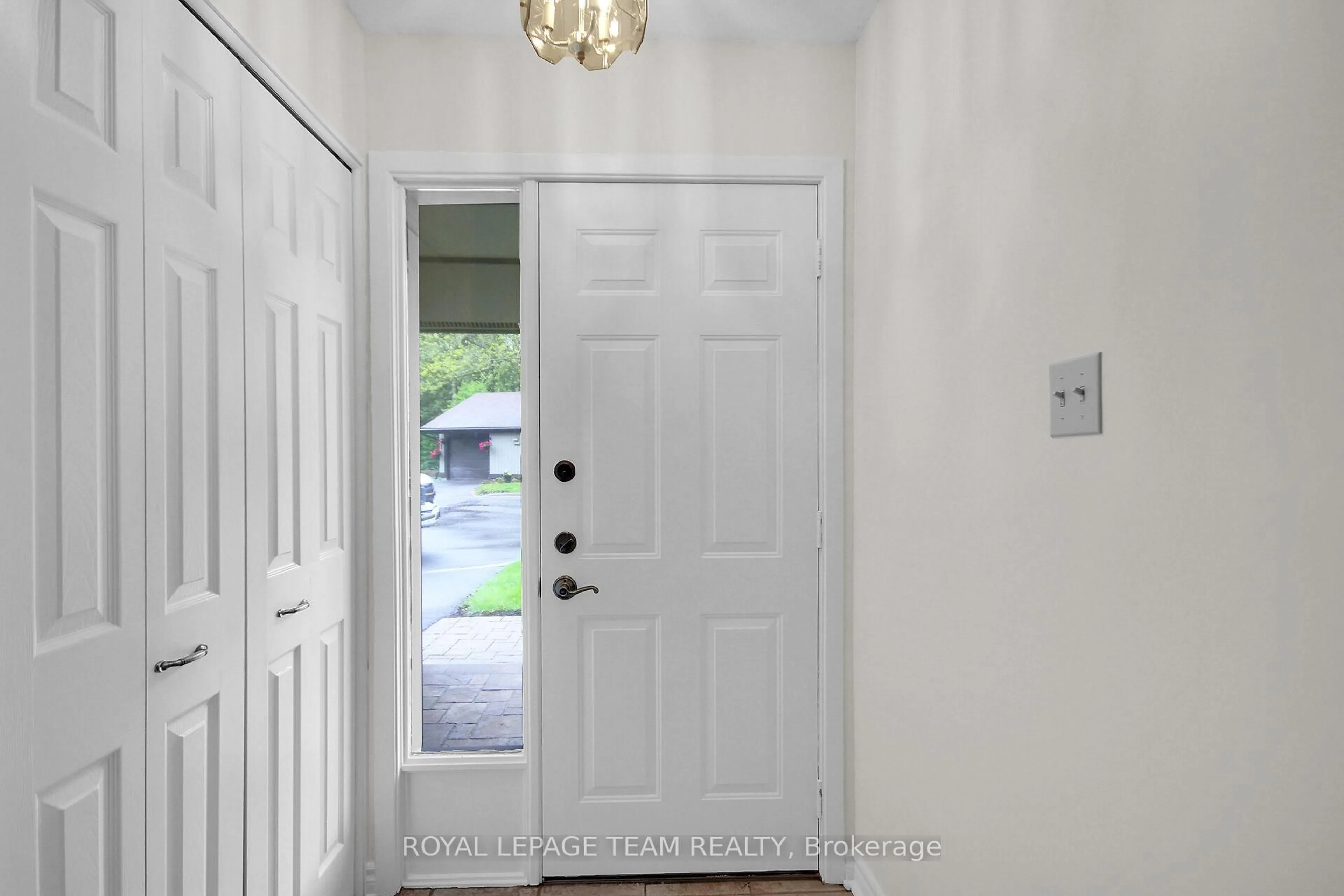 Indoor entryway for 6 Meadowmist Crt, Ottawa Ontario K2S 1B9