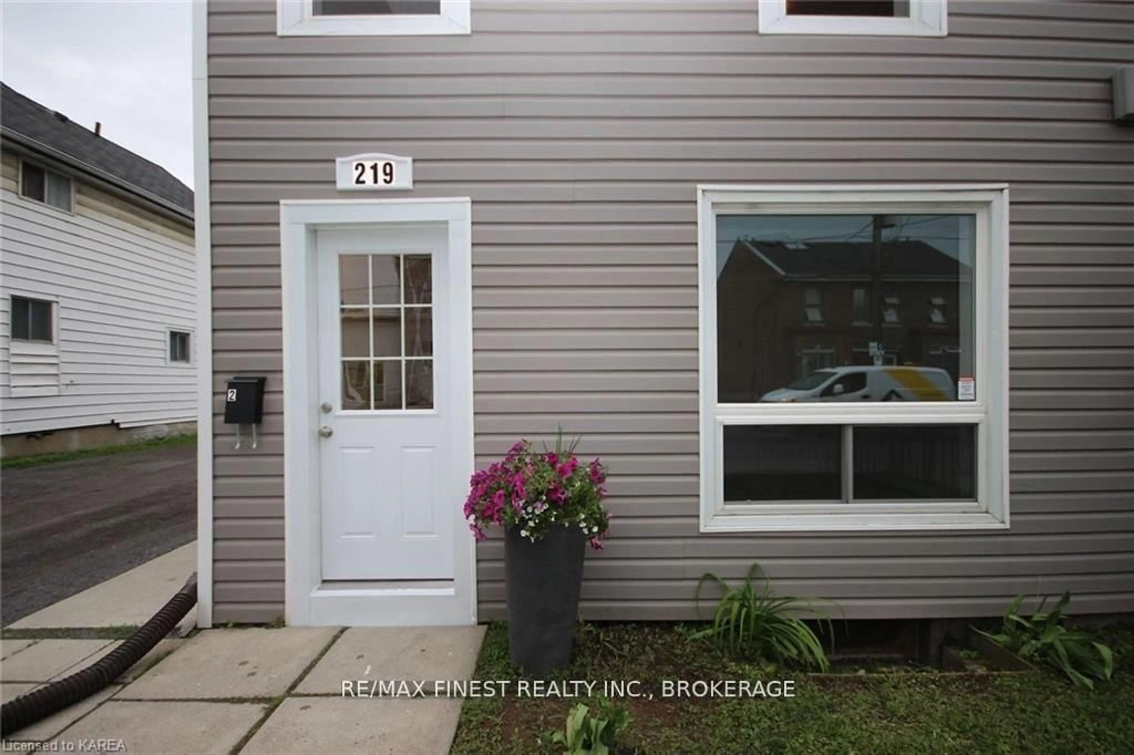 Indoor entryway for 219 Montreal St, Kingston Ontario K7K 3G6