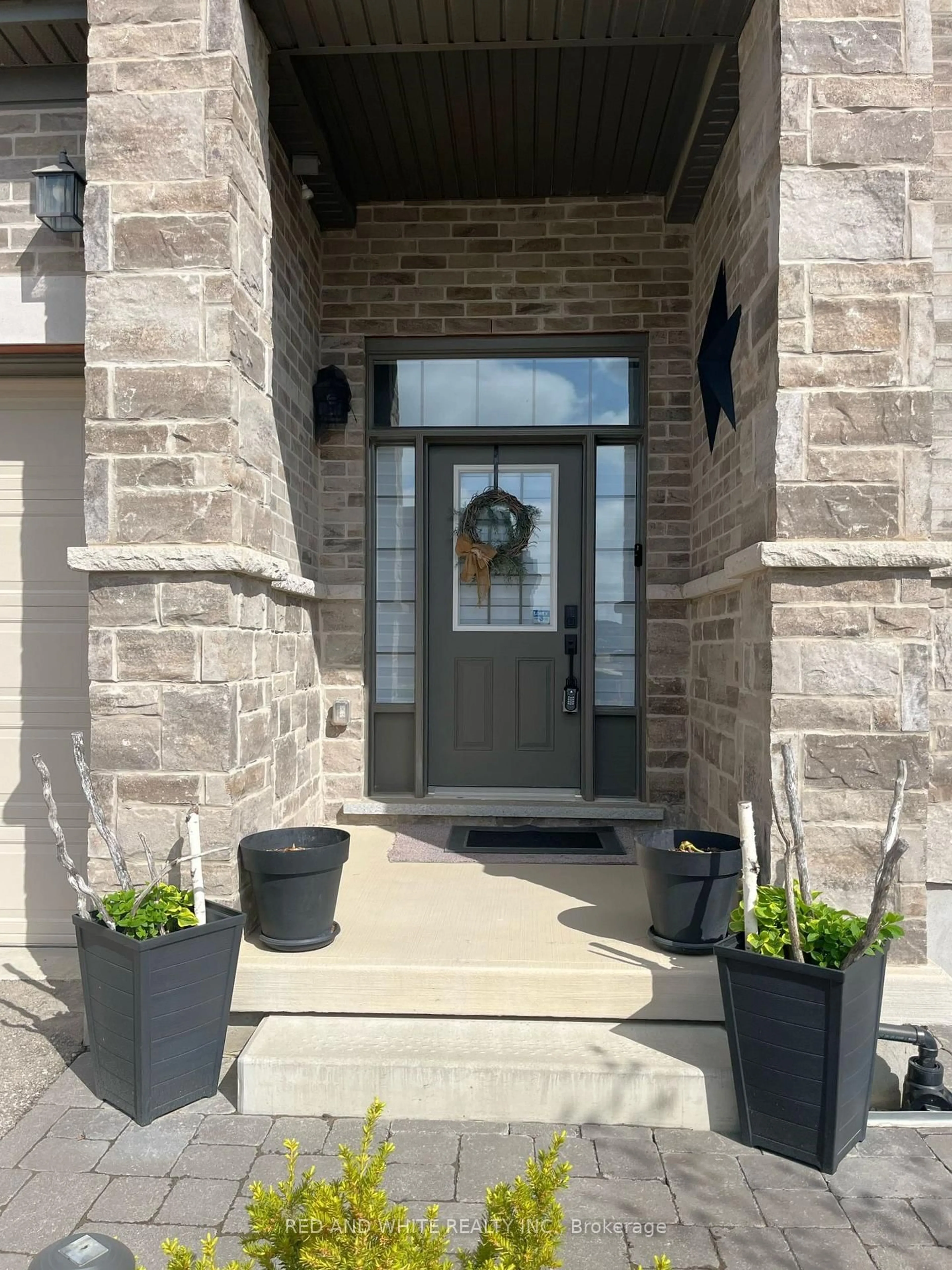 Indoor entryway for 582 Mayapple St, Waterloo Ontario N2V 0E3
