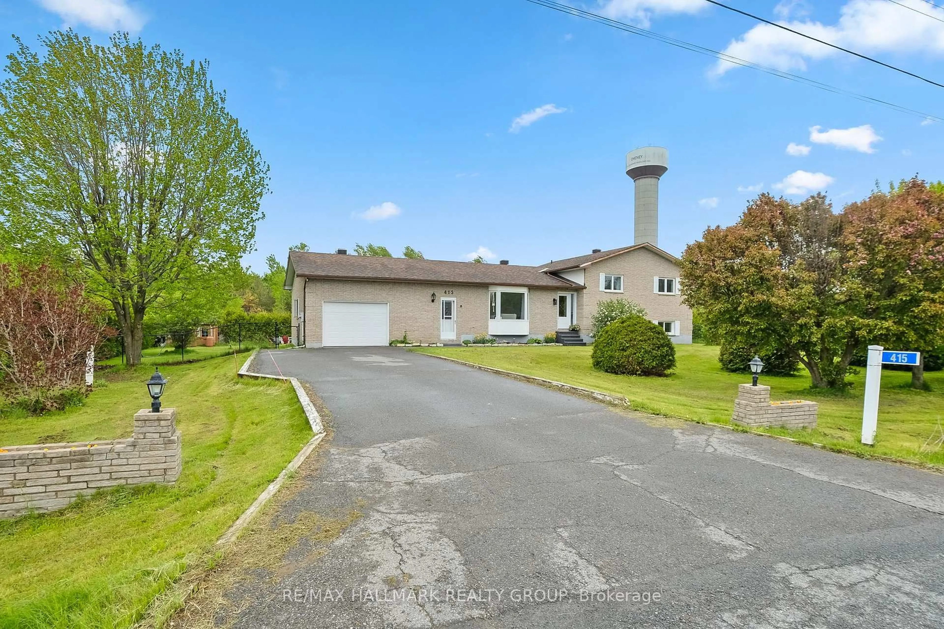 A pic from outside/outdoor area/front of a property/back of a property/a pic from drone, street for 415 Russell Rd, Clarence-Rockland Ontario K0A 2A0