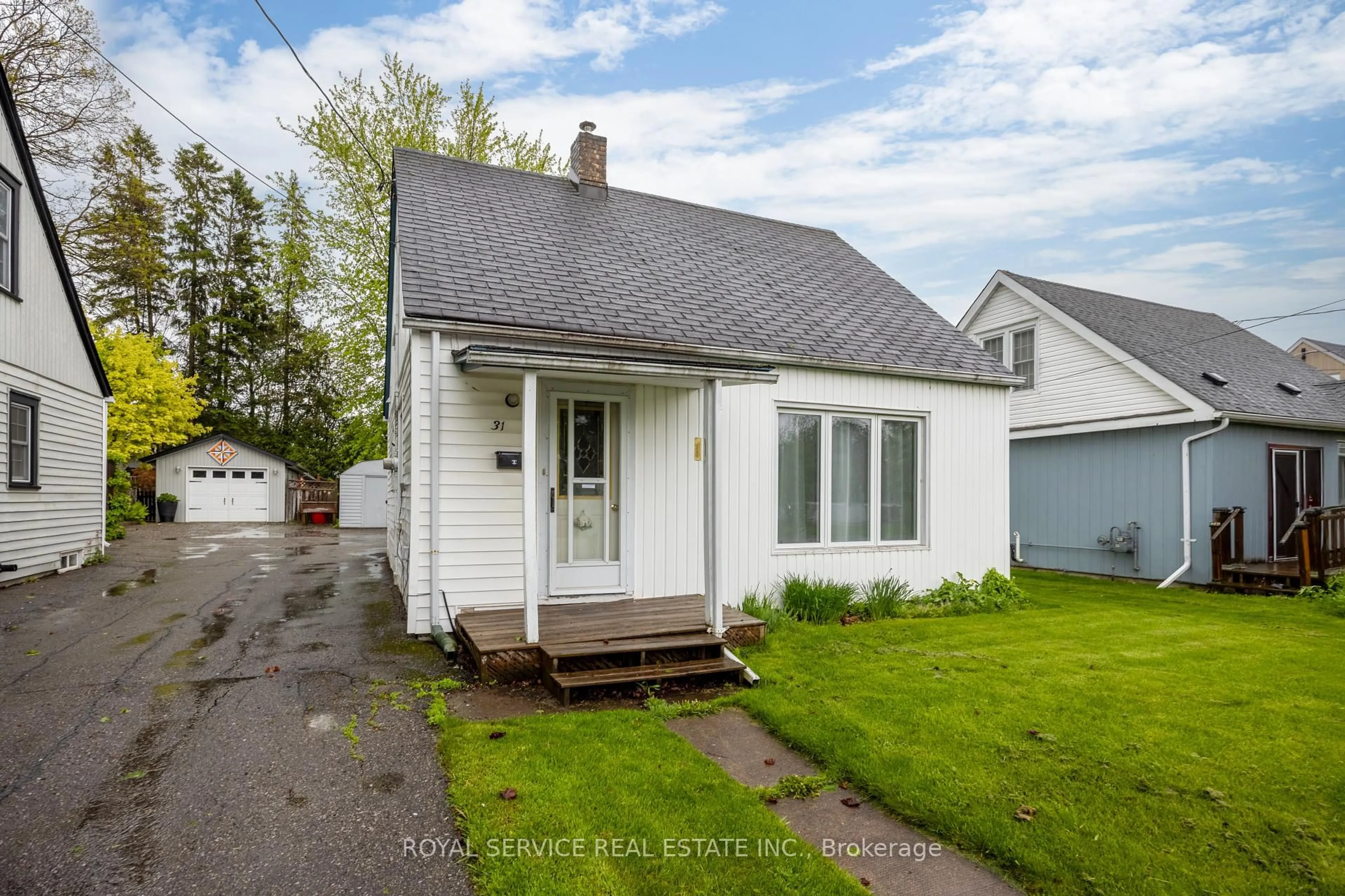 Home with vinyl exterior material, street for 31 Caroline St, Port Hope Ontario L1A 1Y6