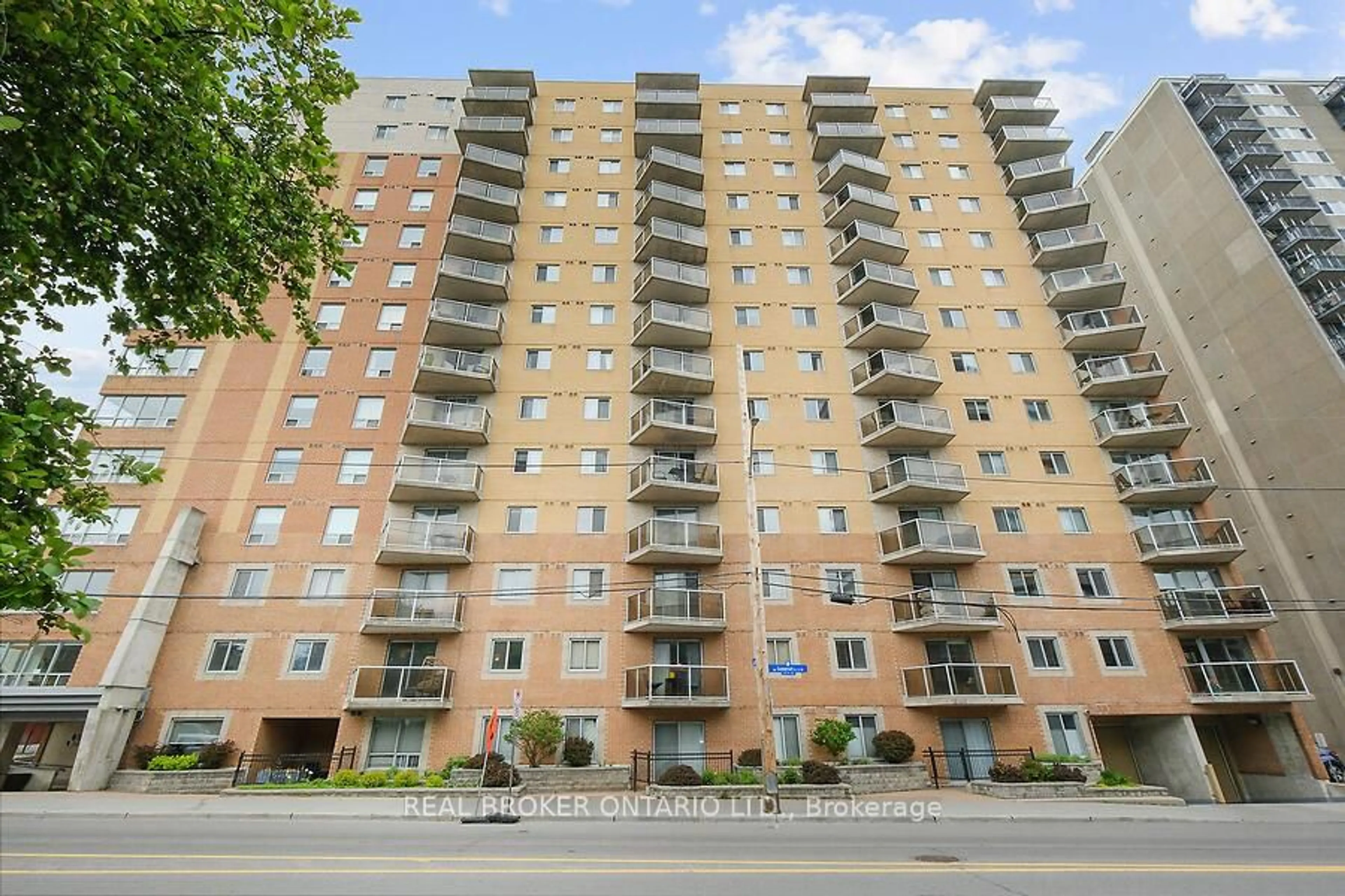 Patio, building for 429 Somerset St #306, Ottawa Ontario K2P 2P5