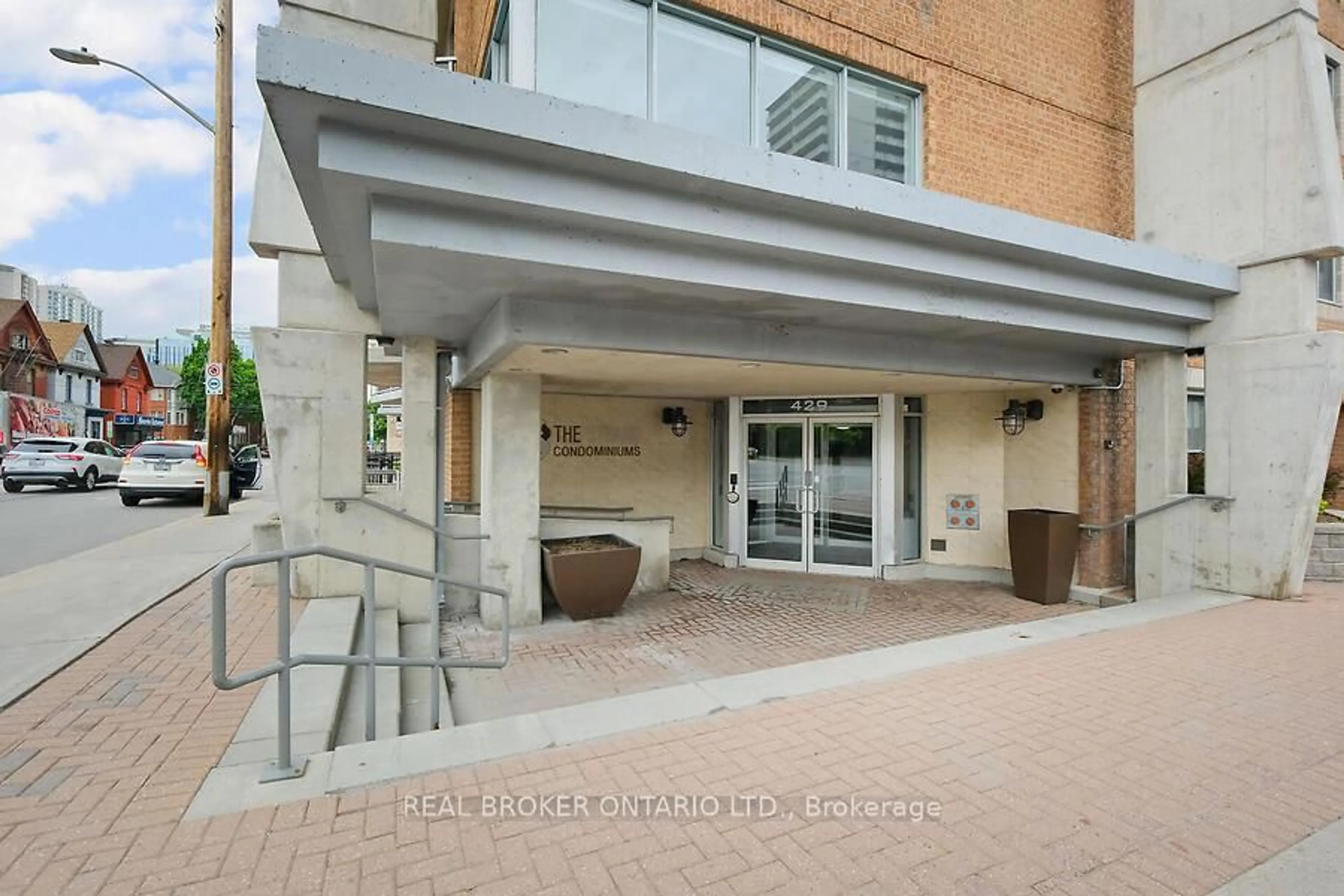 Indoor foyer for 429 Somerset St #306, Ottawa Ontario K2P 2P5