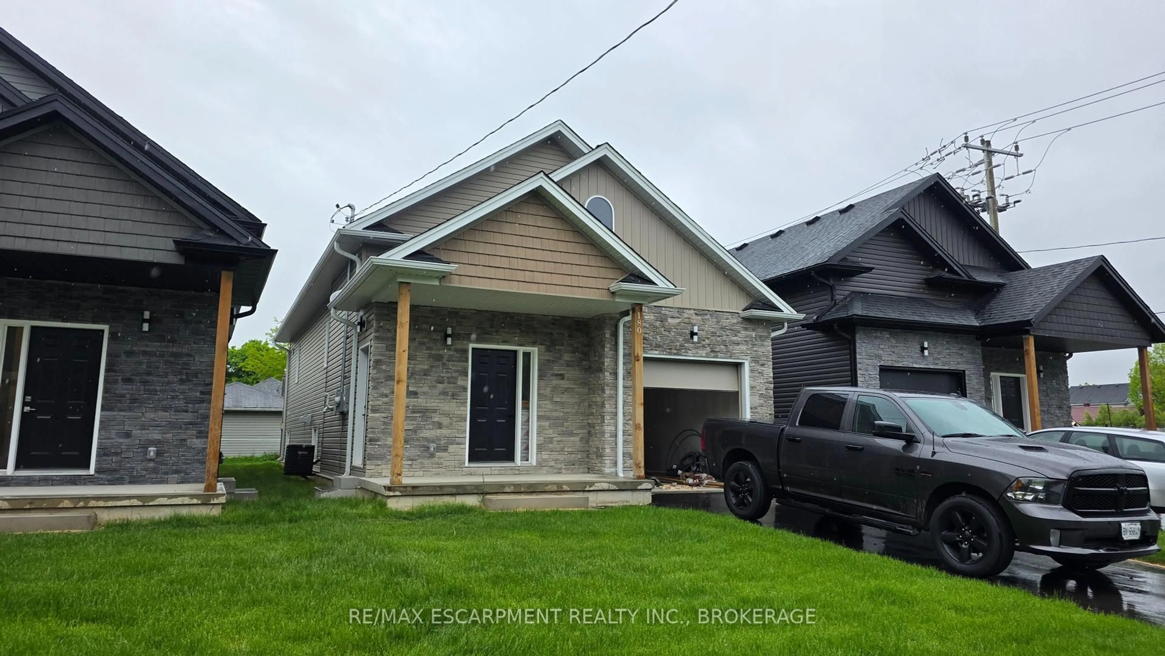 Home with vinyl exterior material, street for 180 Commercial St, Welland Ontario L3B 2P4