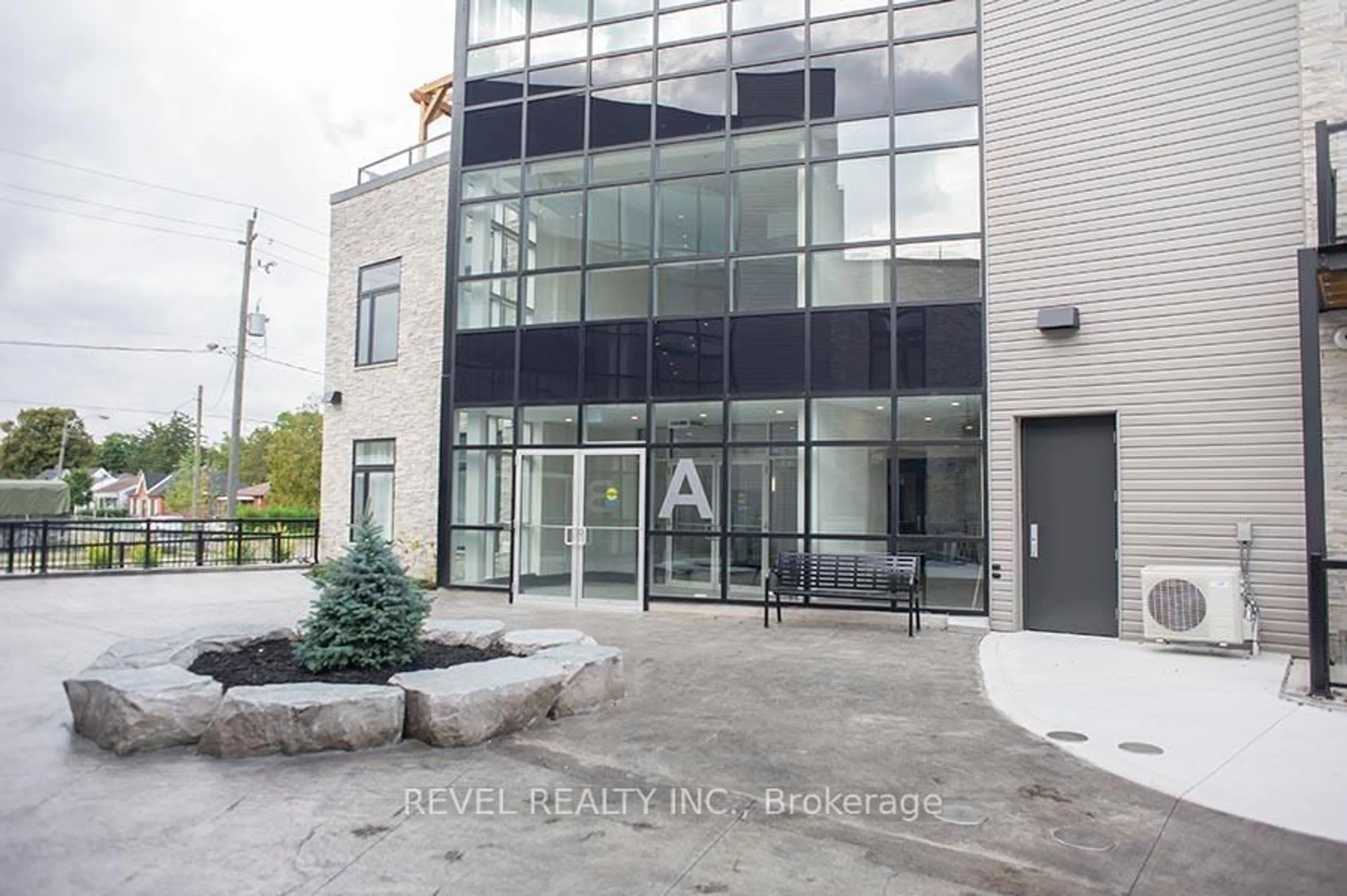 Indoor foyer for 85A Morrell St #209, Brantford Ontario N3T 4J6