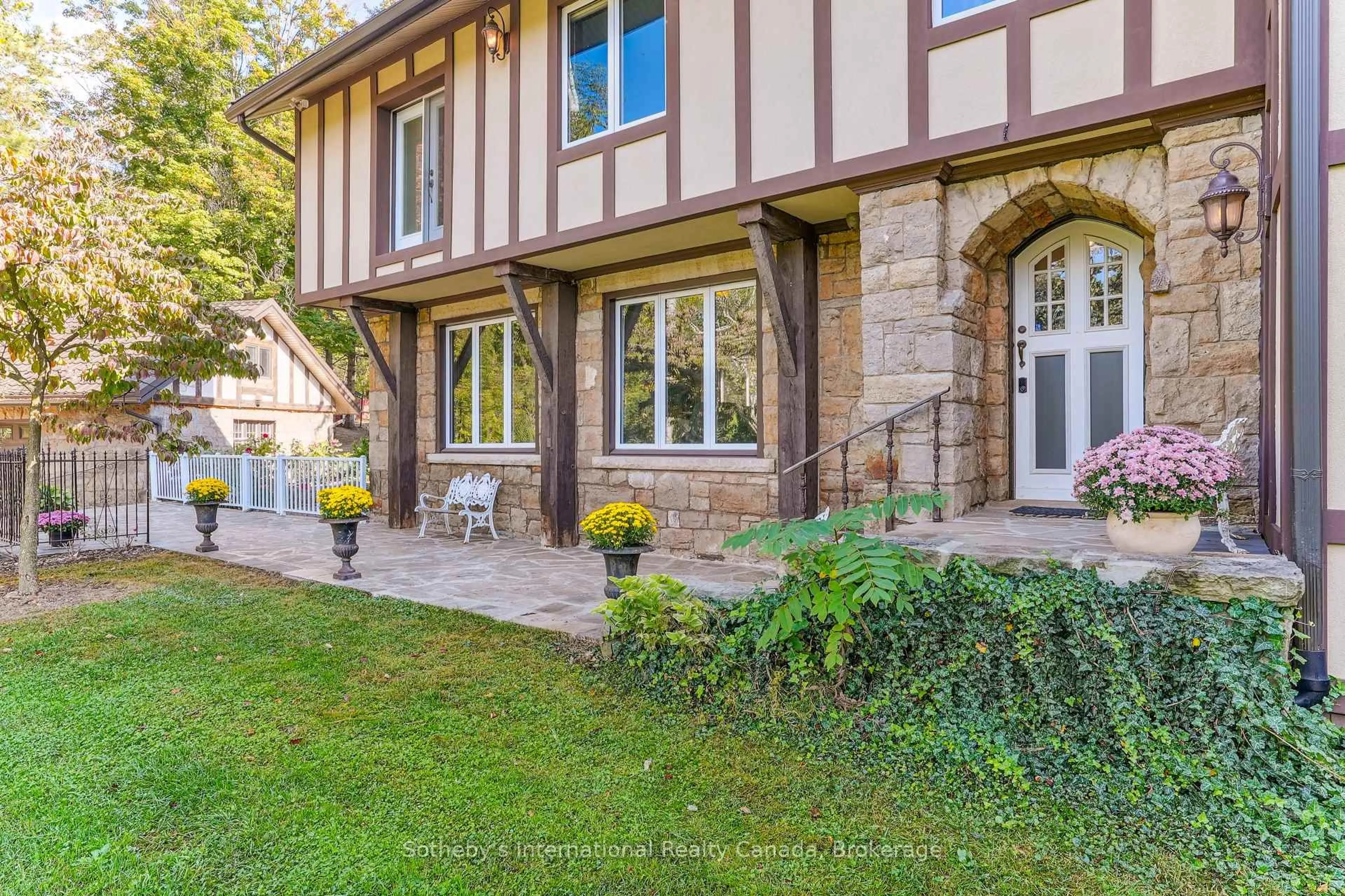 Patio, street for 353 Sulphur Springs Rd, Hamilton Ontario L9G 4T7