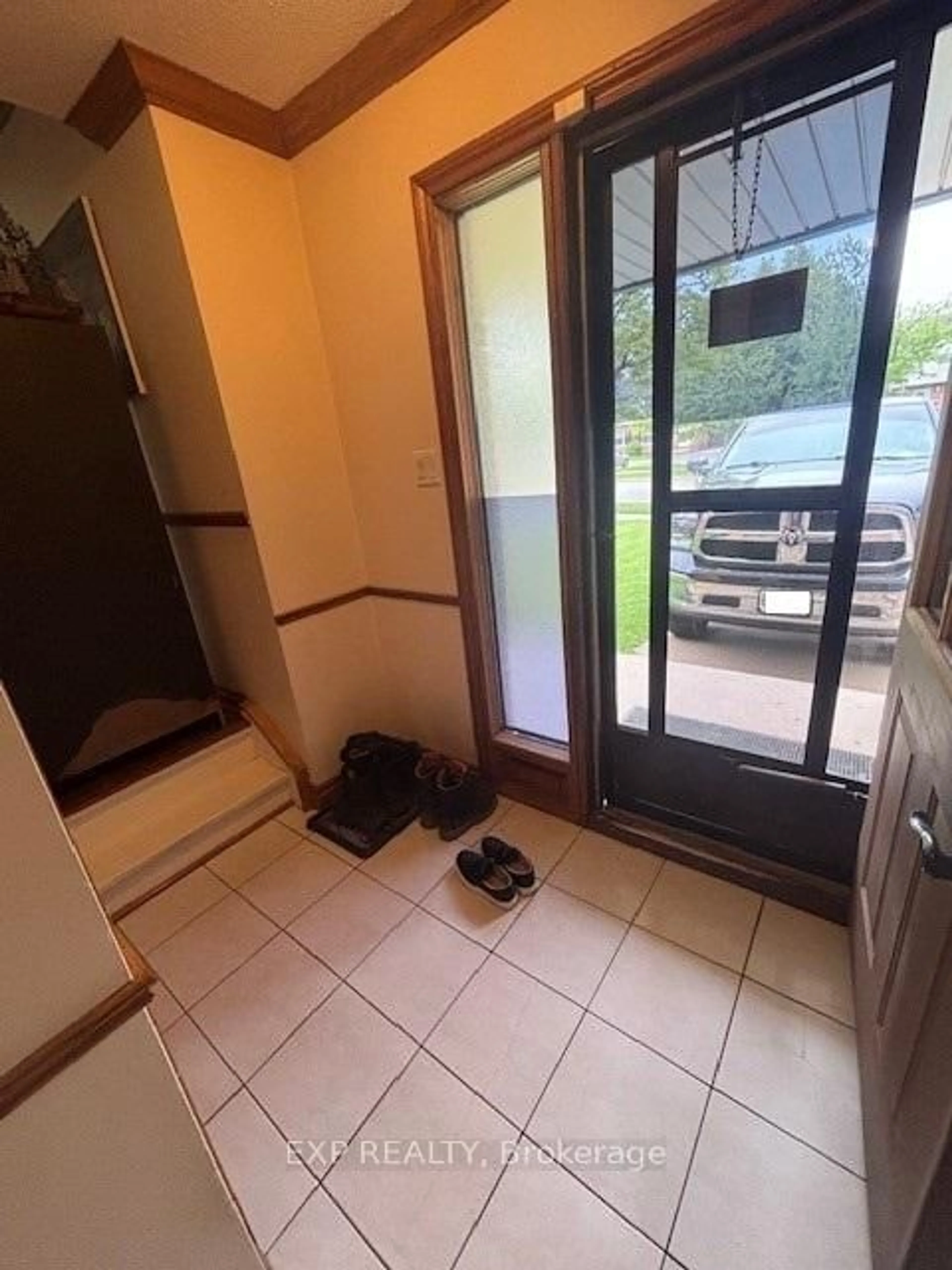 Indoor foyer for 1251 Jalna Blvd, London South Ontario N6E 2A8