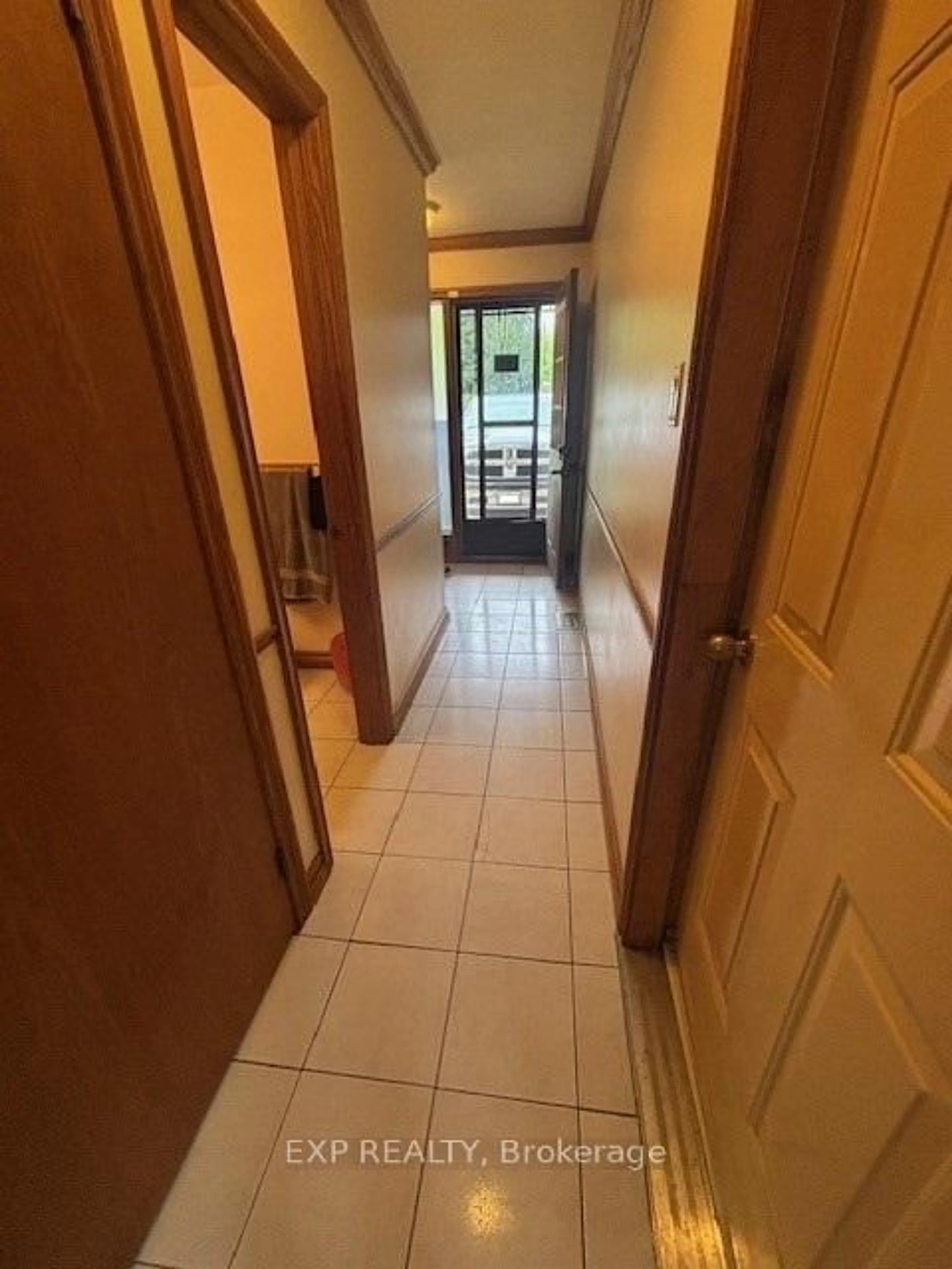 Indoor foyer for 1251 Jalna Blvd, London South Ontario N6E 2A8