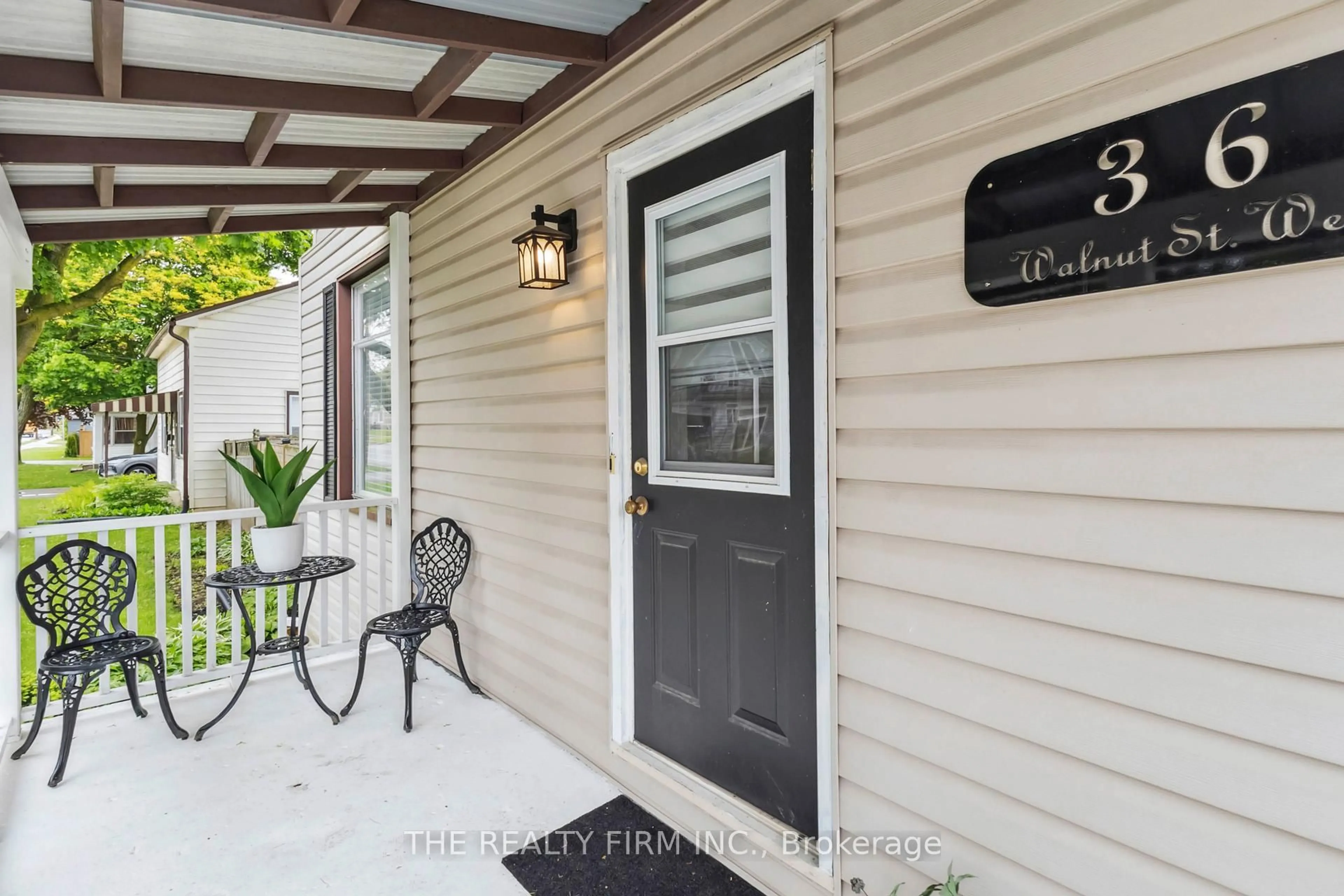 Indoor entryway for 36 Walnut St, Aylmer Ontario N5H 1C5