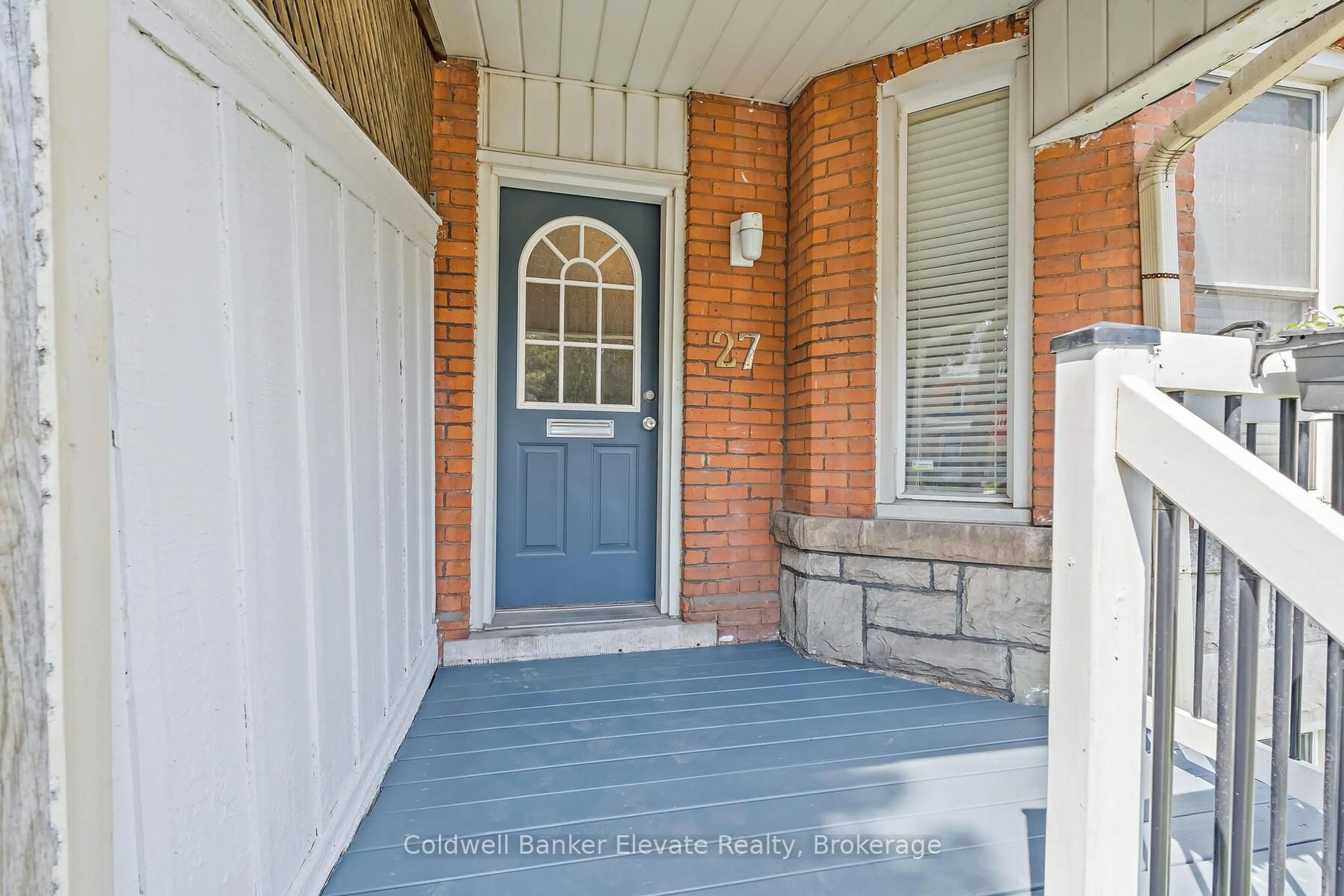 Indoor entryway for 27 Tisdale St, Hamilton Ontario L8L 5M3