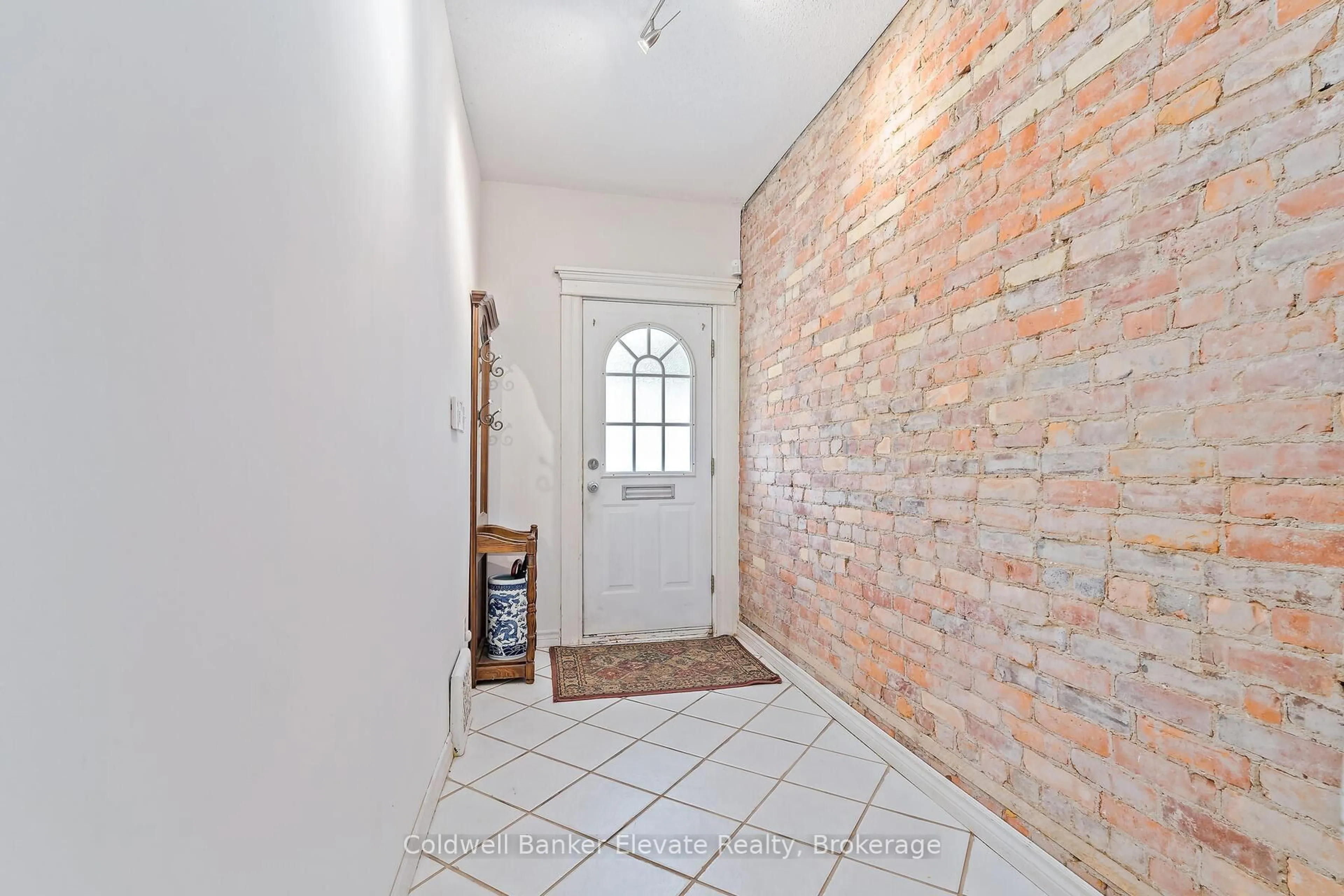 Indoor foyer for 27 Tisdale St, Hamilton Ontario L8L 5M3