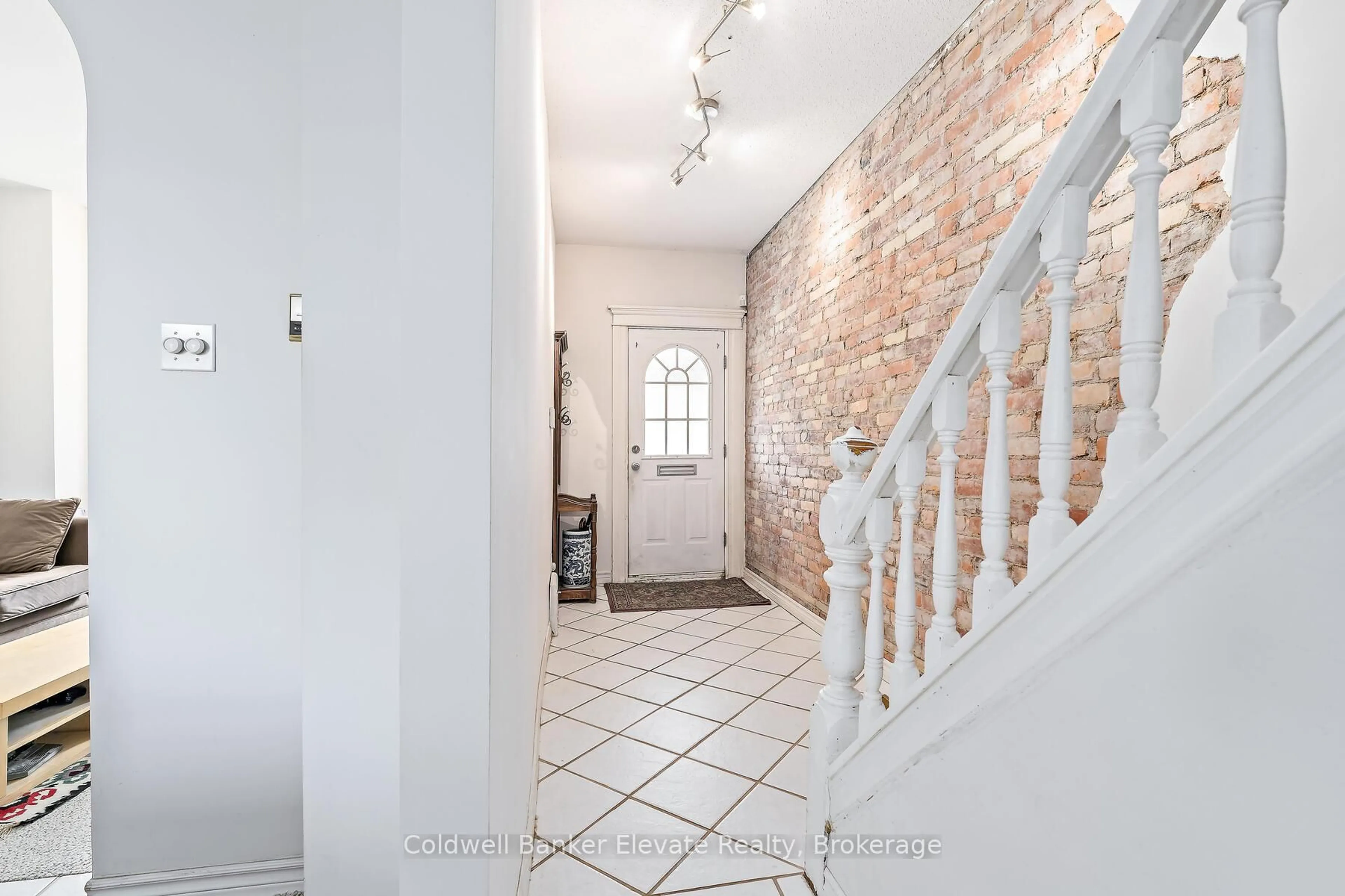 Indoor foyer for 27 Tisdale St, Hamilton Ontario L8L 5M3