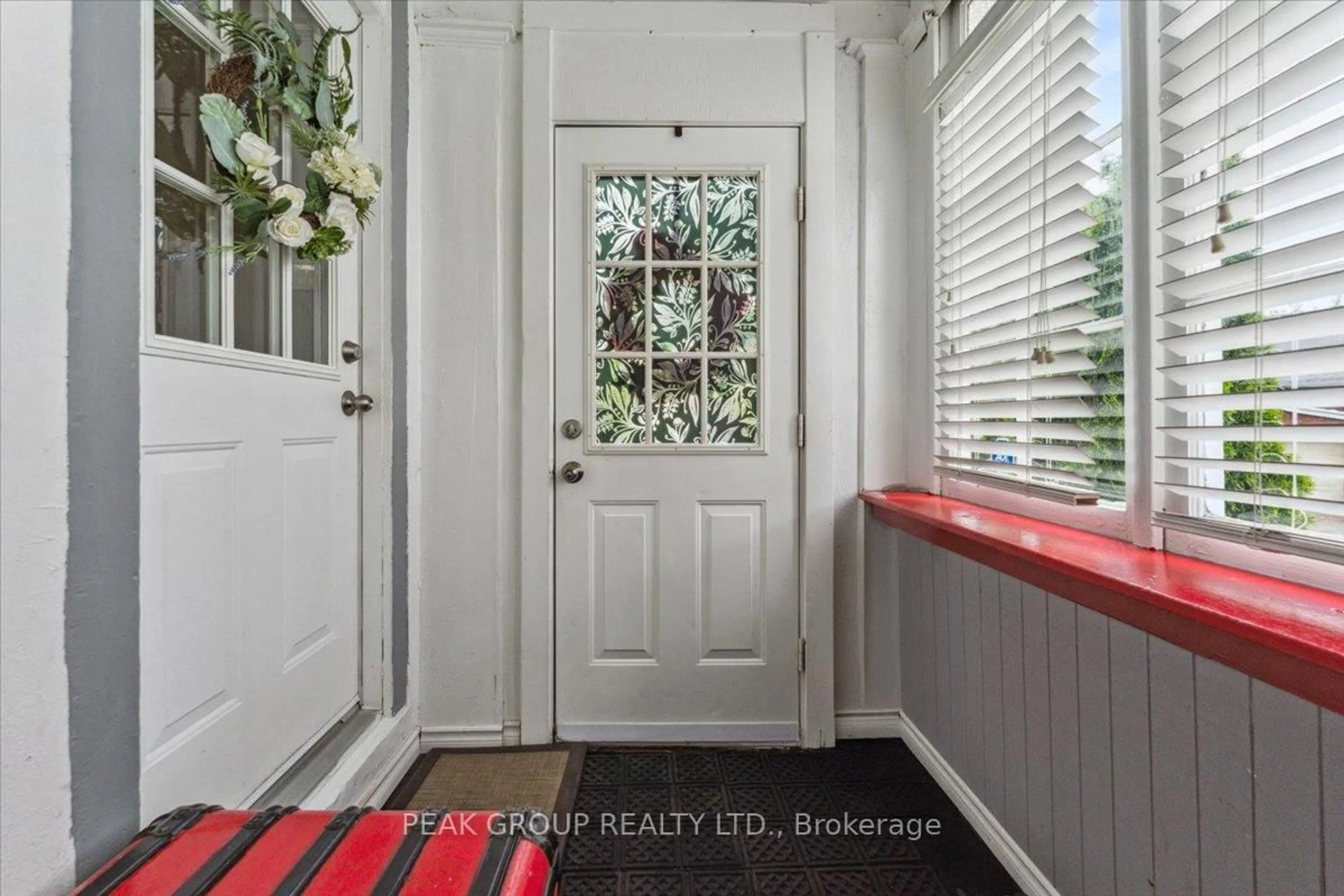Indoor entryway for 26 Garnet St, St. Catharines Ontario L2M 5E8
