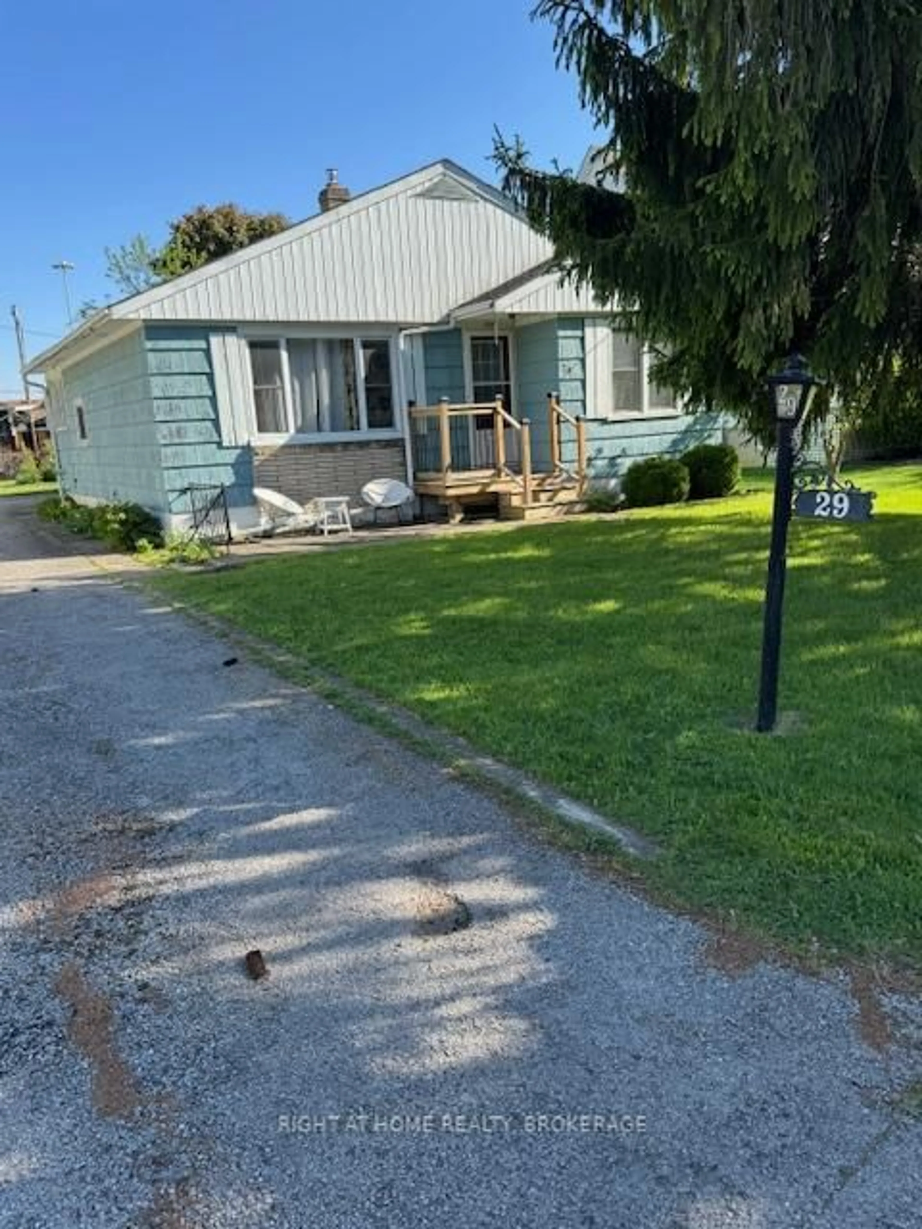 A pic from outside/outdoor area/front of a property/back of a property/a pic from drone, street for 29 Henley Dr, St. Catharines Ontario L2N 4B1