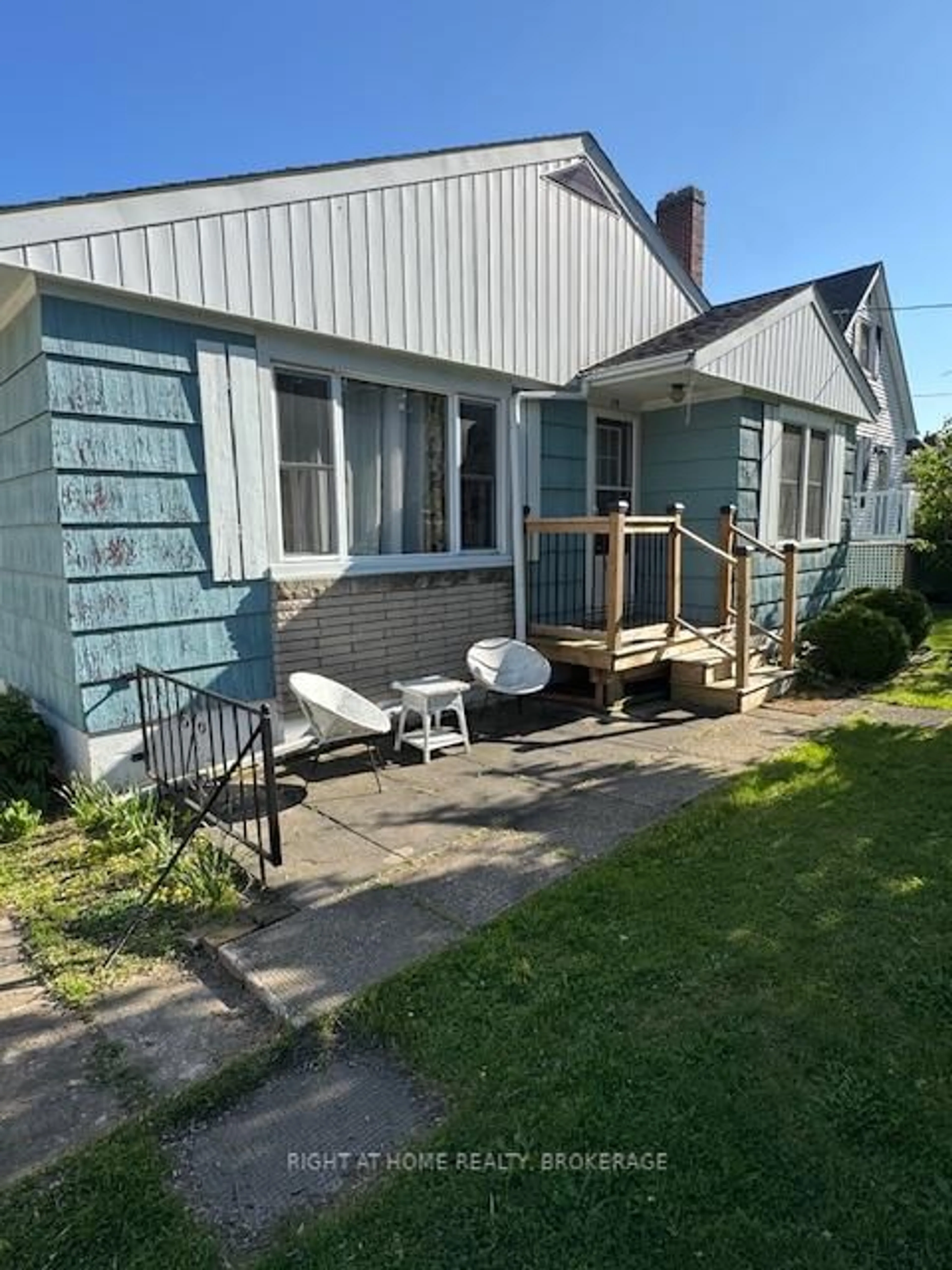 Patio, street for 29 Henley Dr, St. Catharines Ontario L2N 4B1