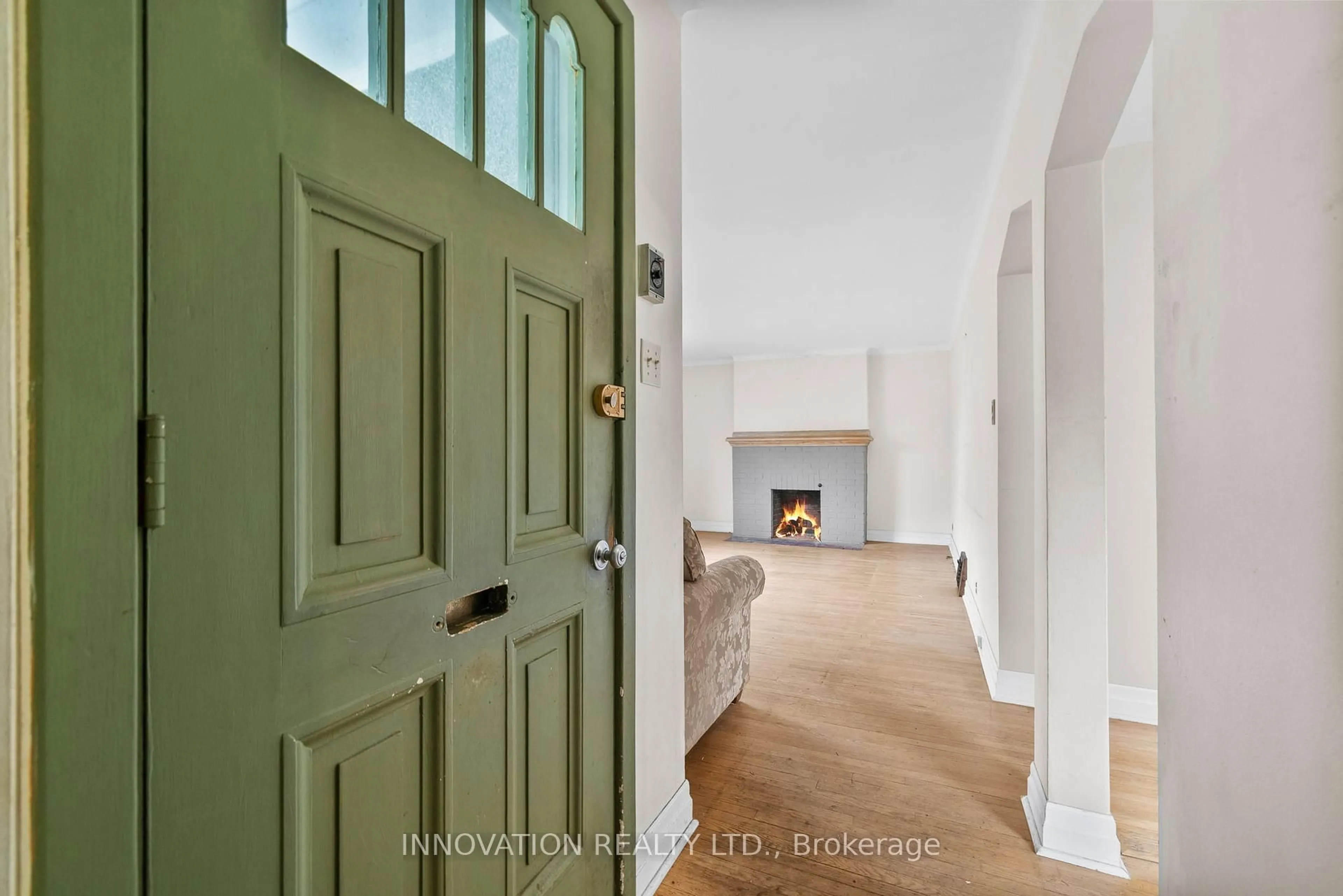 Indoor entryway for 475 Woodland Ave, Ottawa Ontario K2B 5E3