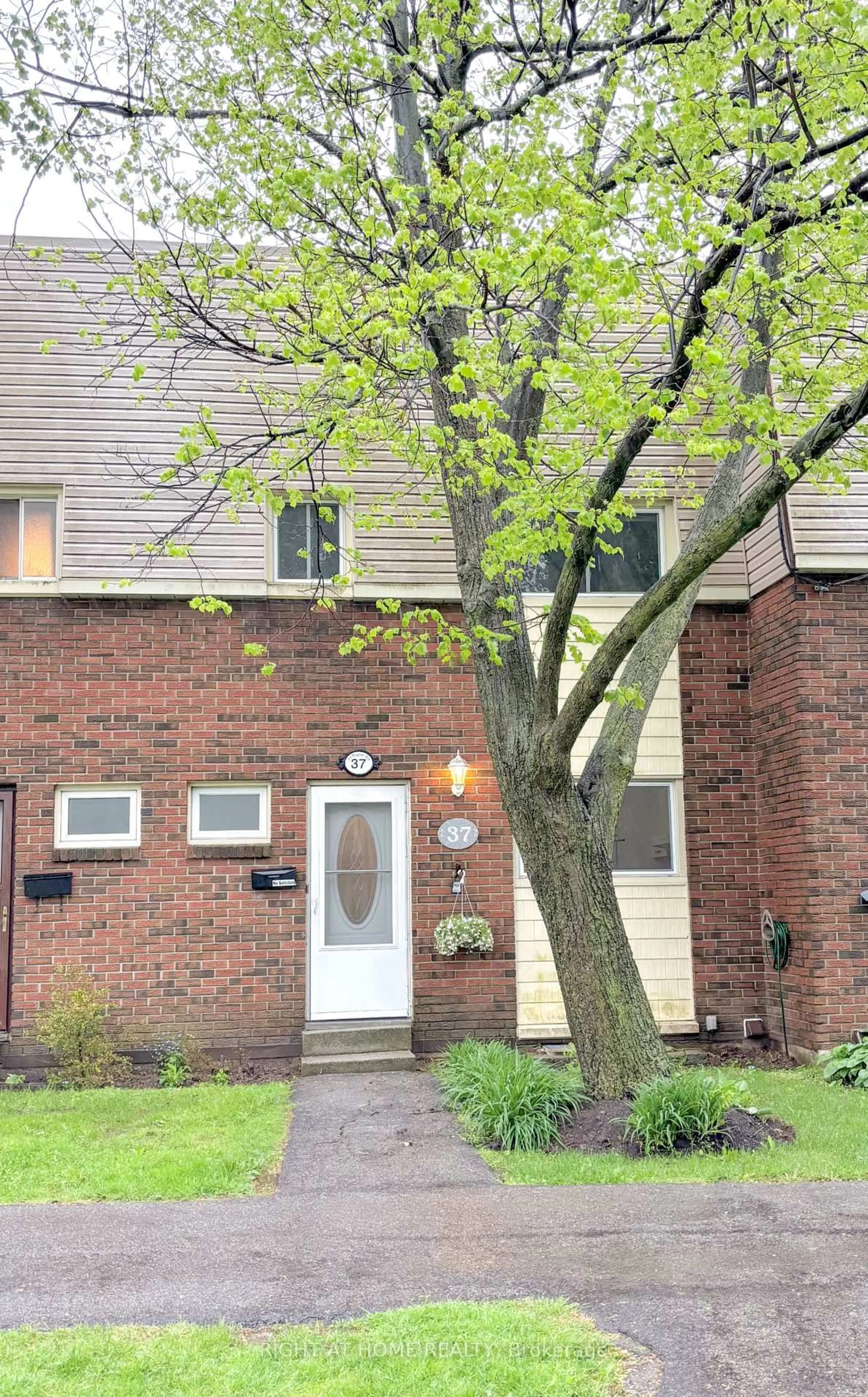 Home with brick exterior material, street for 30 Regent Ave #37A, Hamilton Ontario L9B 1B3