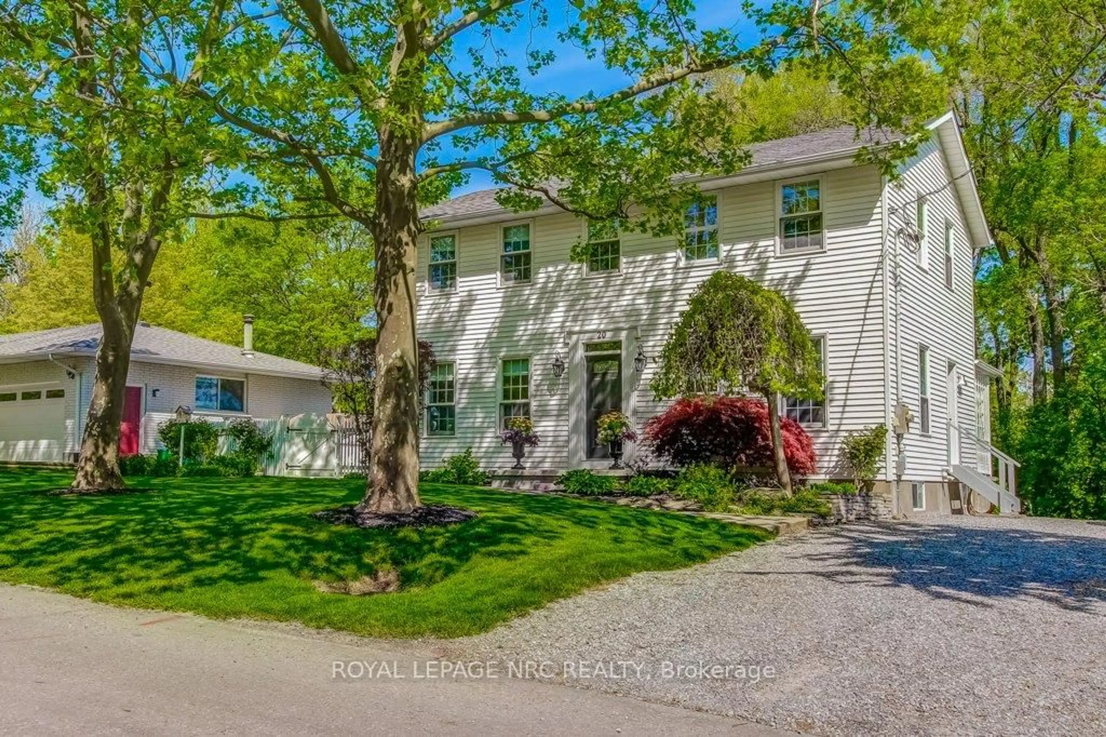 A pic from outside/outdoor area/front of a property/back of a property/a pic from drone, street for 20 Dumfries St, Niagara-on-the-Lake Ontario L0S 1J0