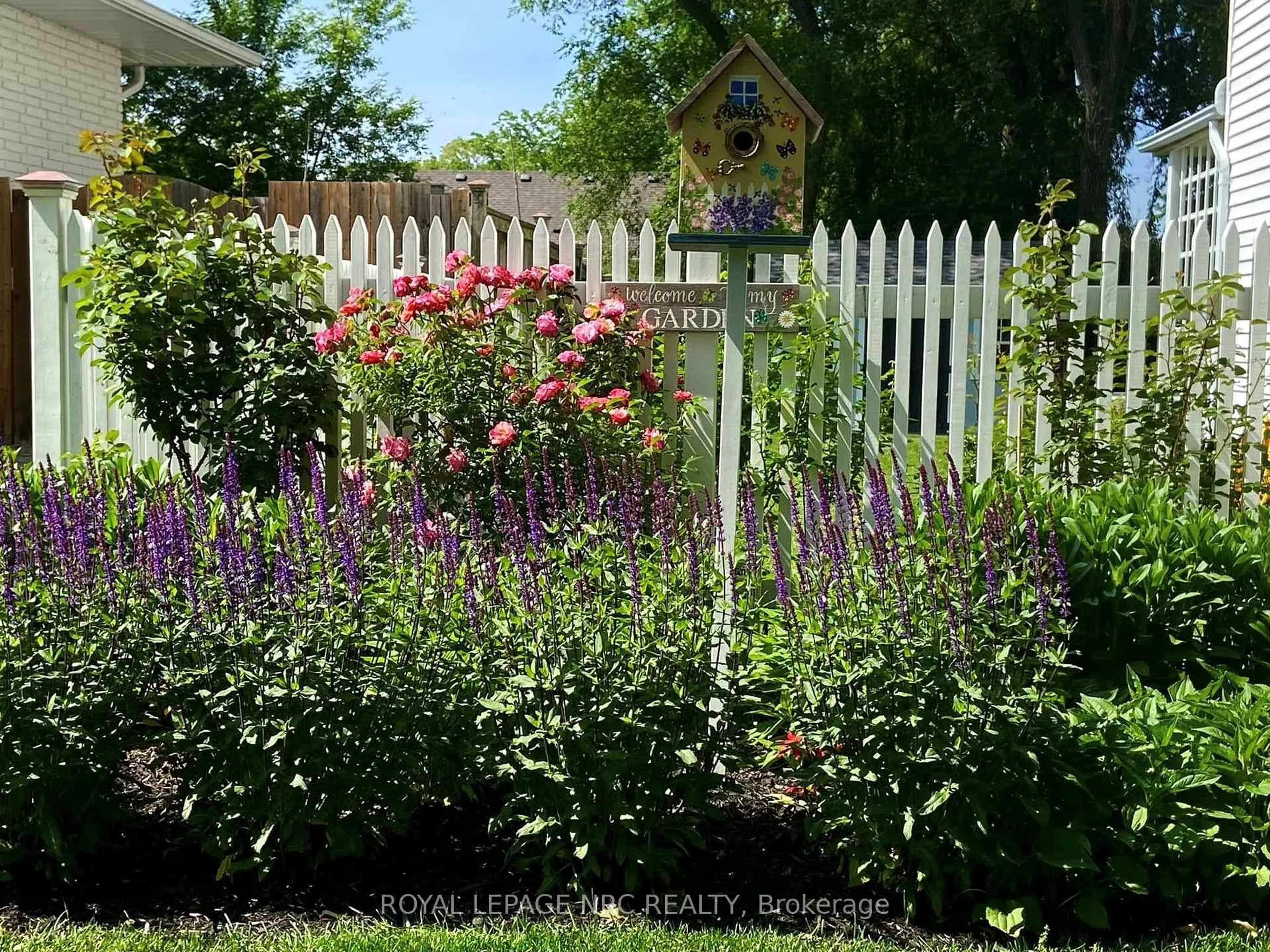 Patio, street for 20 Dumfries St, Niagara-on-the-Lake Ontario L0S 1J0