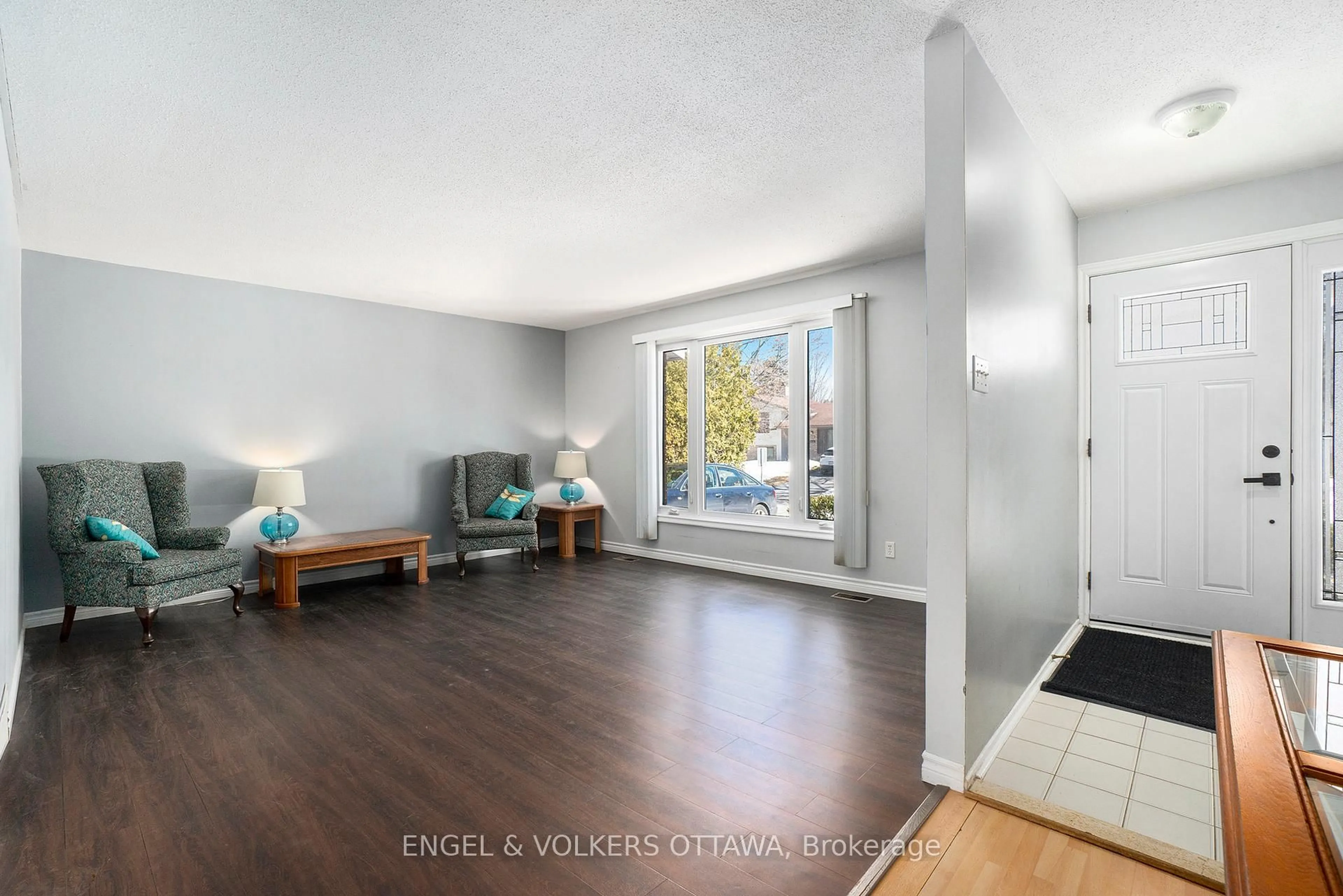 Indoor entryway for 1266 Alloway Cres, Ottawa Ontario K1K 3Z1