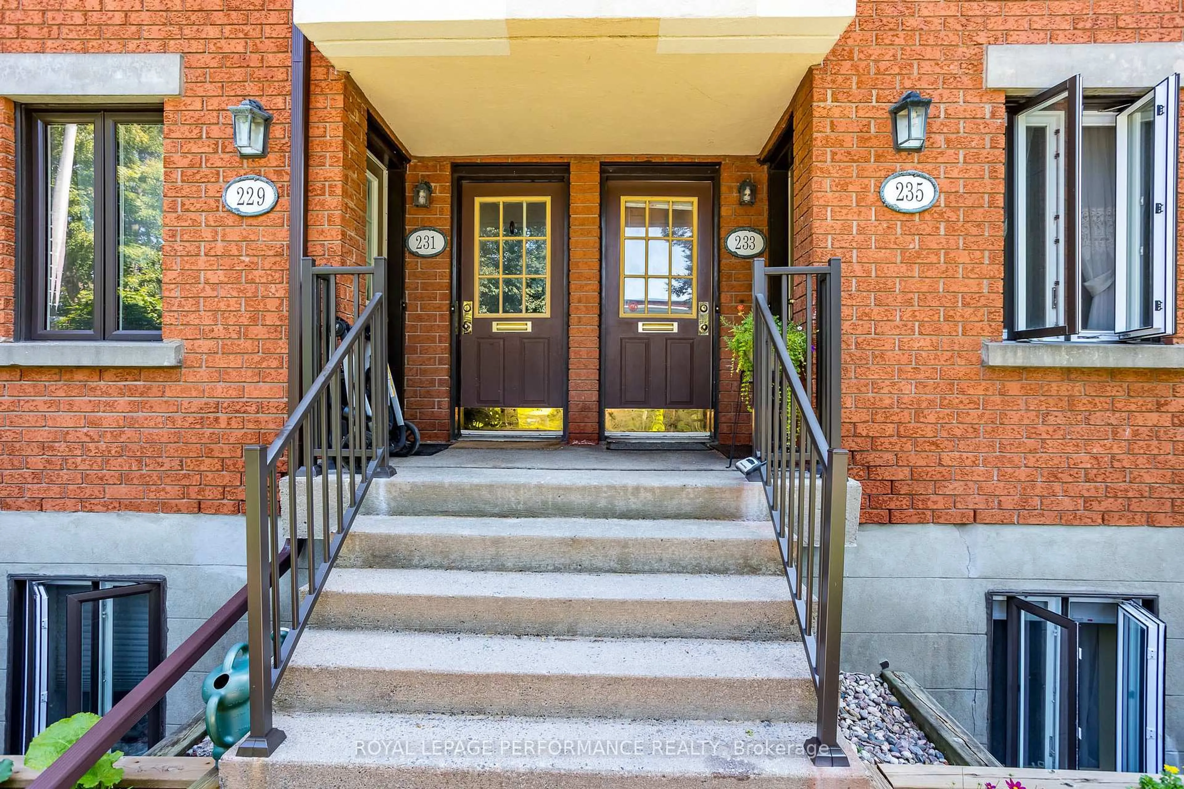 Indoor entryway for 233 Mart Circ, Ottawa Ontario K1K 4K2