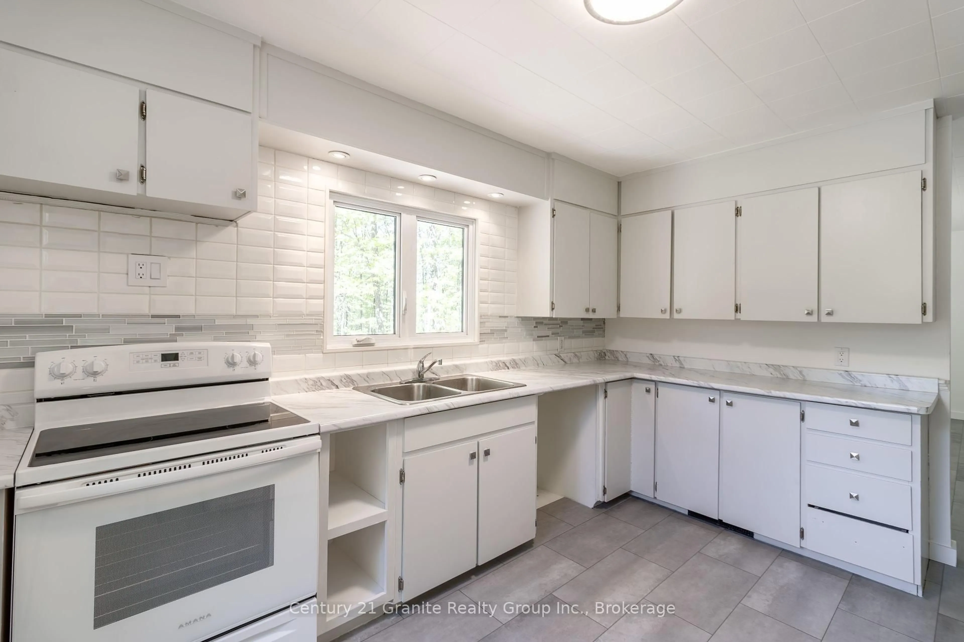 Standard kitchen, ceramic/tile floor for 426 Mountain St, Dysart et al Ontario K0M 1S0