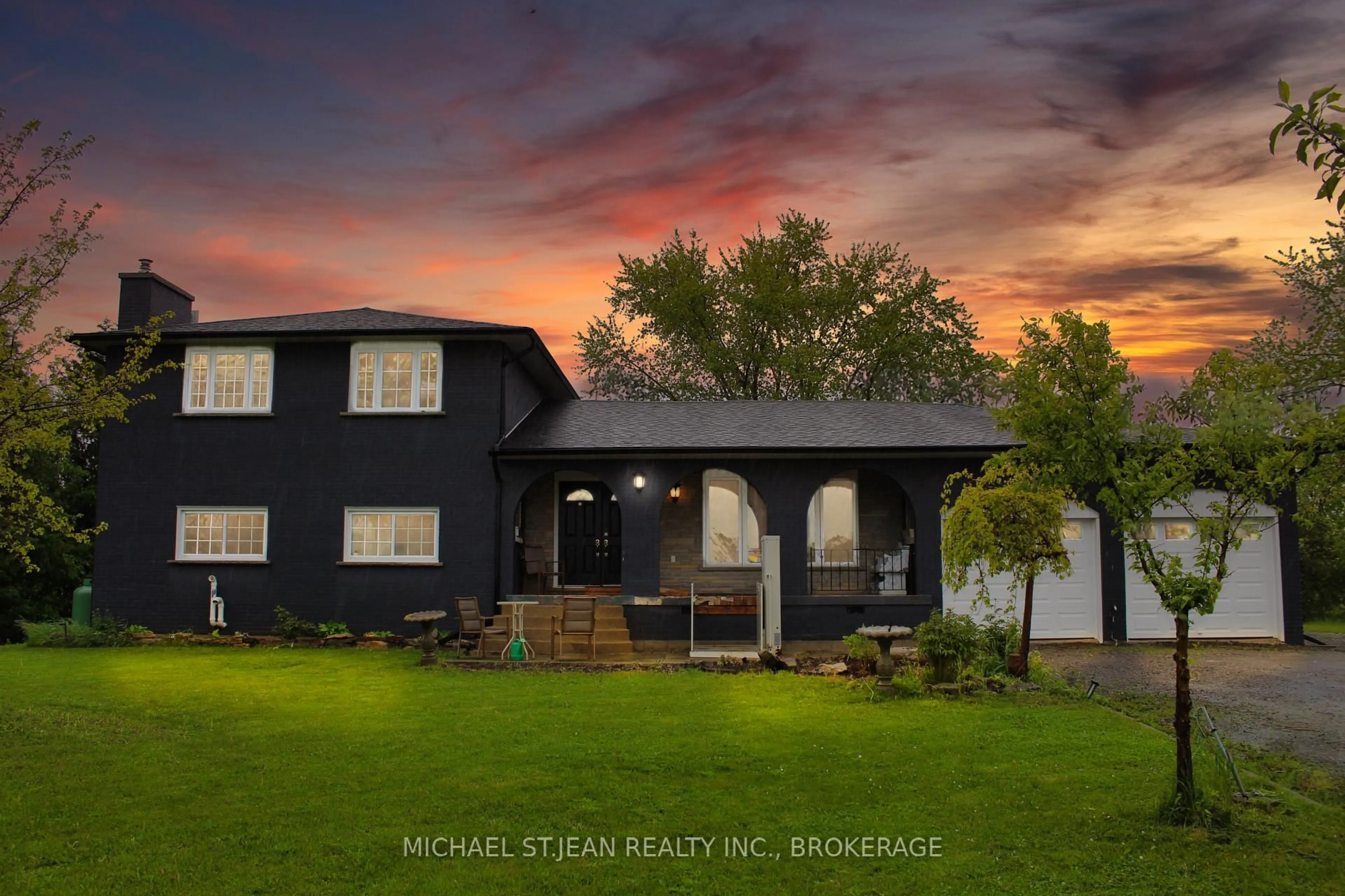 A pic from outside/outdoor area/front of a property/back of a property/a pic from drone, mountain view for 965 Highland Rd, Hamilton Ontario L8J 3G1