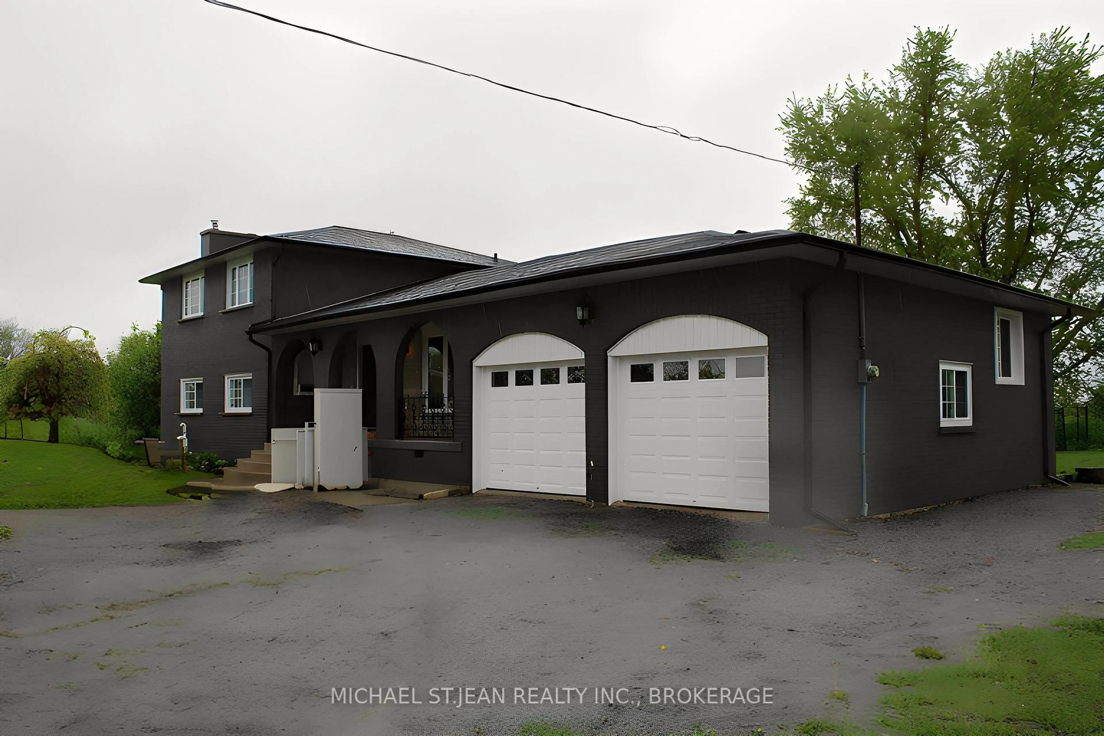 Indoor garage for 965 Highland Rd, Hamilton Ontario L8J 3G1