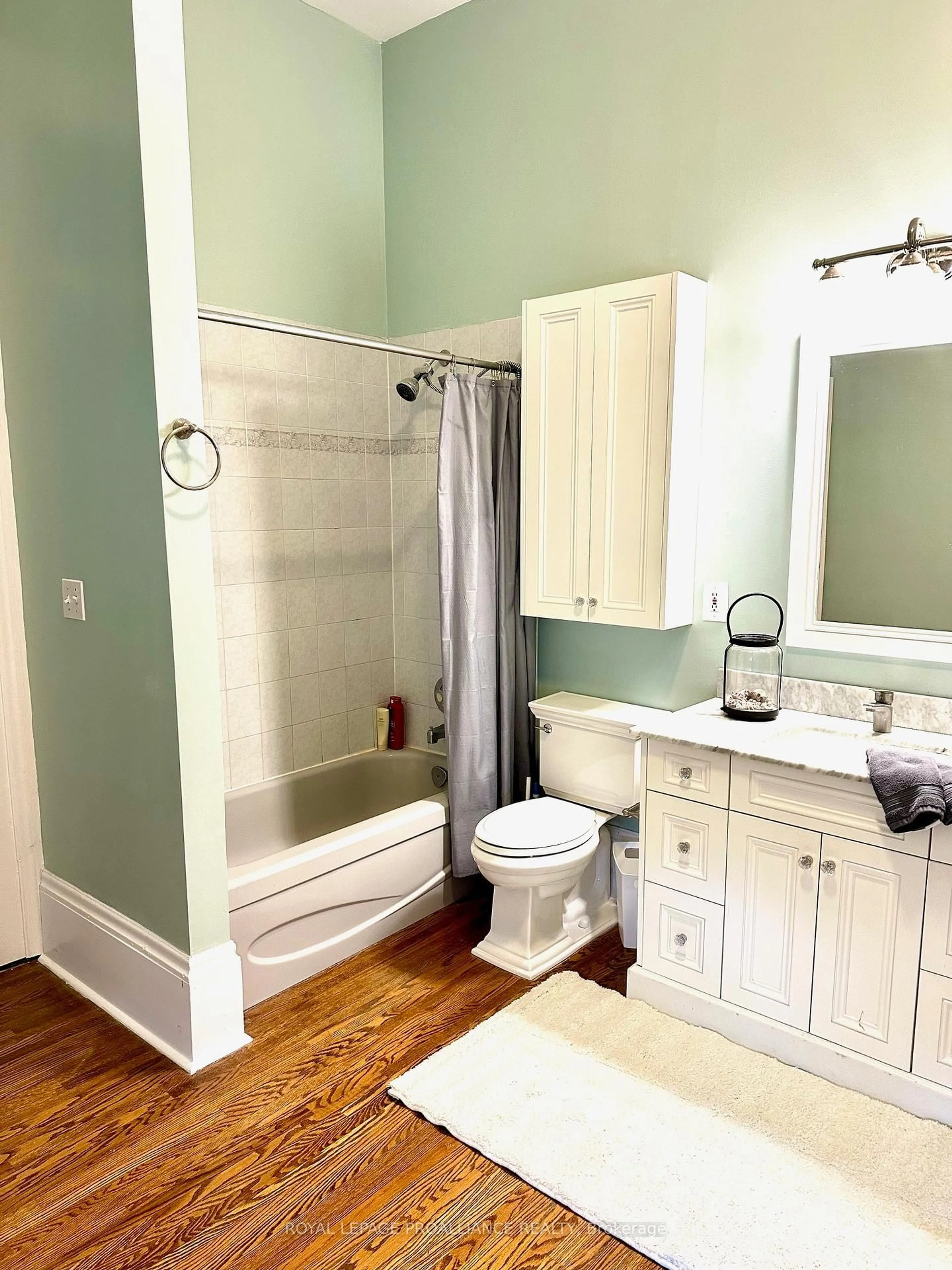 Standard bathroom, ceramic/tile floor for 237 John St #3, Belleville Ontario K8N 3G2